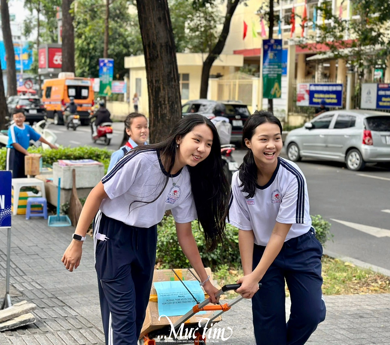 Nam sinh Trường THPT Bà Điểm vượt 18km để quyên góp dụng cụ học tập cho học trò vùng lũ ở miền Trung - Ảnh 7.