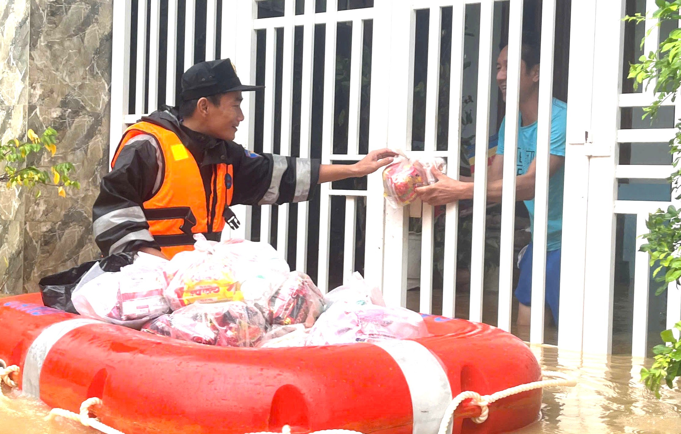 Người thuê trọ bị lũ lụt gây thiệt hại ấm lòng vì tỉnh Khánh Hòa quyết định hỗ trợ- Ảnh 1. Khánh Hòa - Ảnh 1.