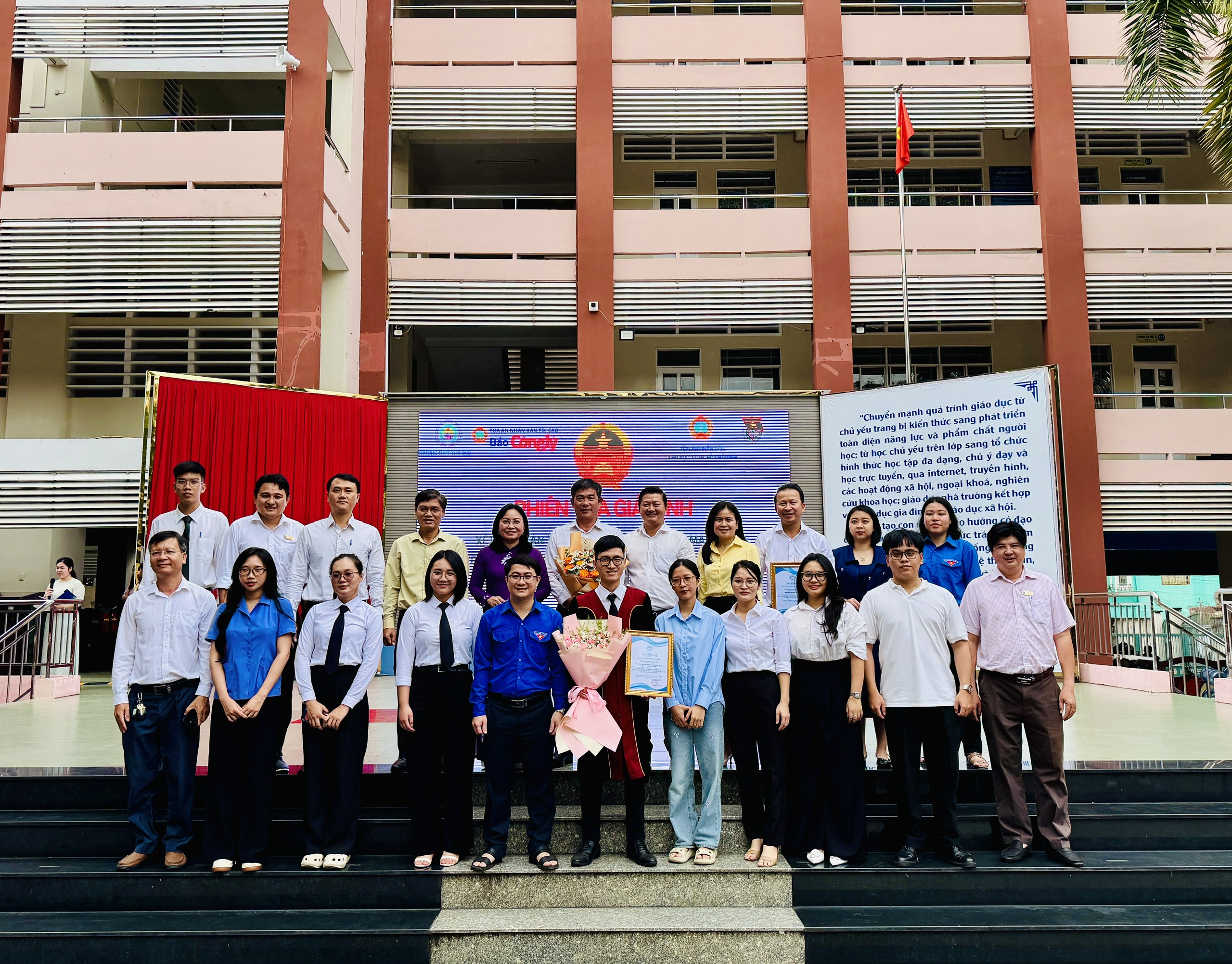 Gần 2.500 học sinh Thủ Đức dự phiên tòa giả định vụ án ma túy từ thuốc lá điện tử - Ảnh 5.