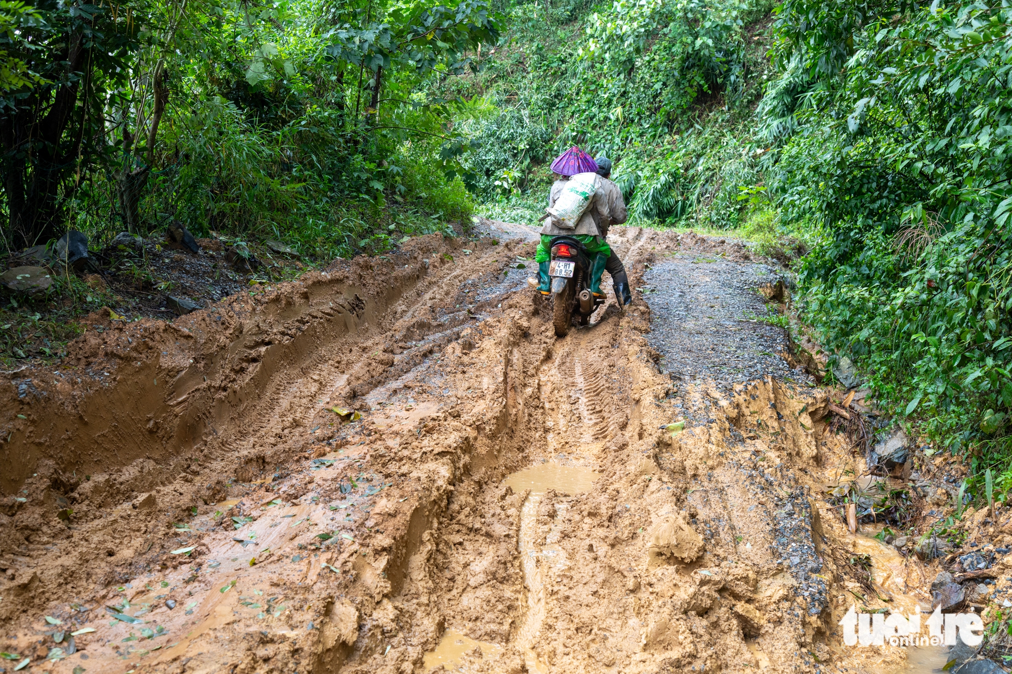 Điện gió cam kết làm đường rồi tháo chạy, dân khốn khổ vượt bùn lầy - Ảnh 1.