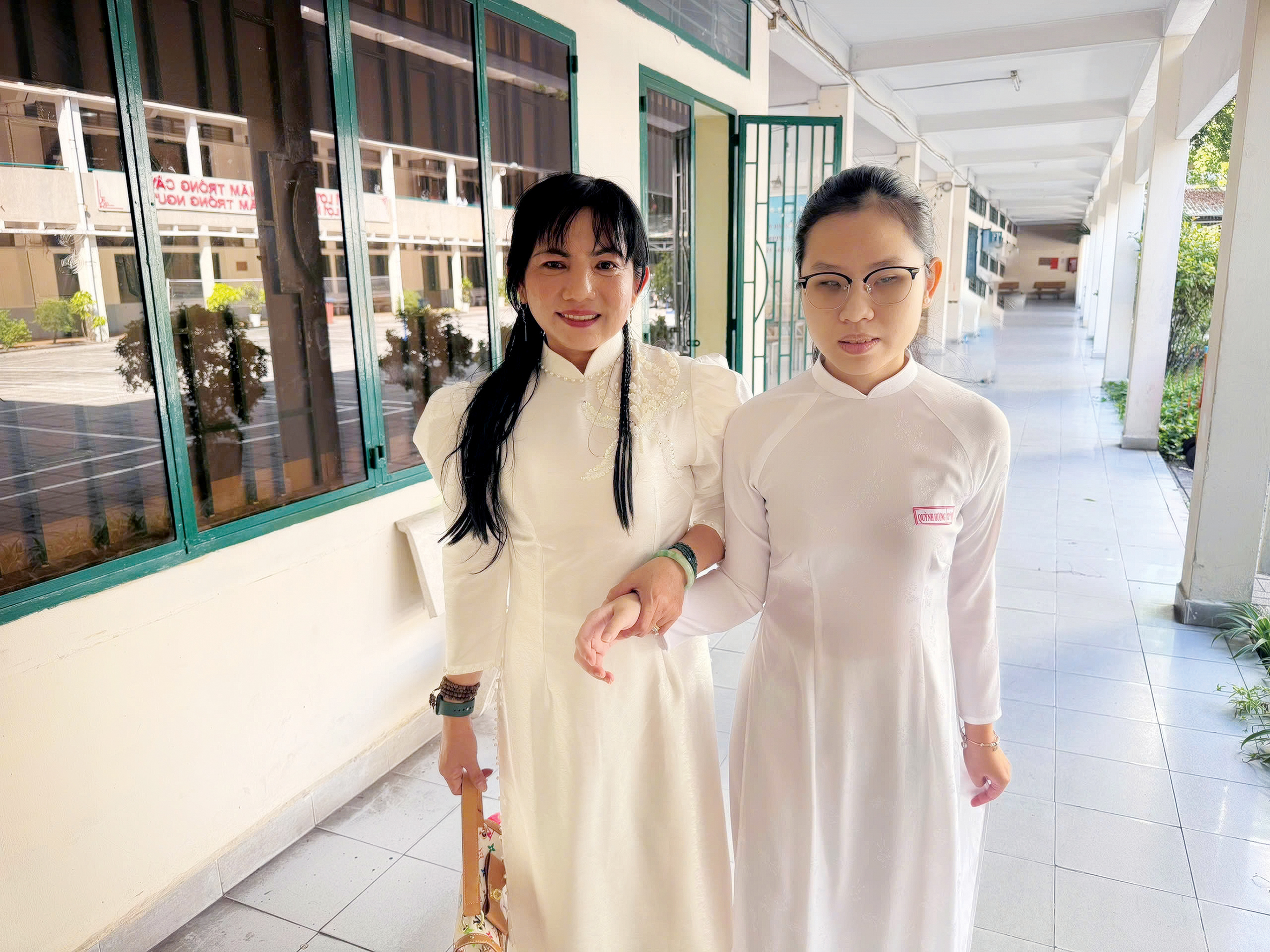 Khó đi, cô dẫn con đi - Ảnh 1.