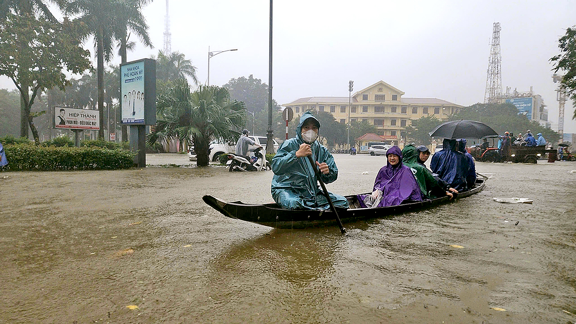 Chúng ta đã biết sống chung với thiên tai chưa? - Ảnh 1.