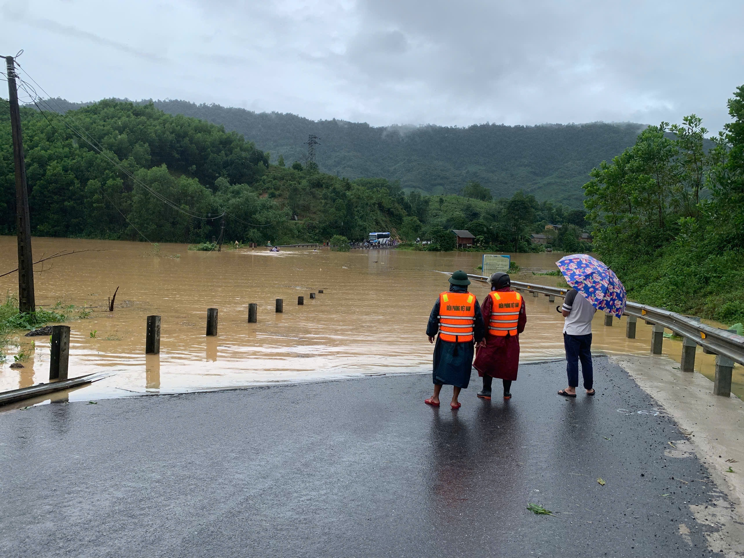 vượt lũ - Ảnh 4.