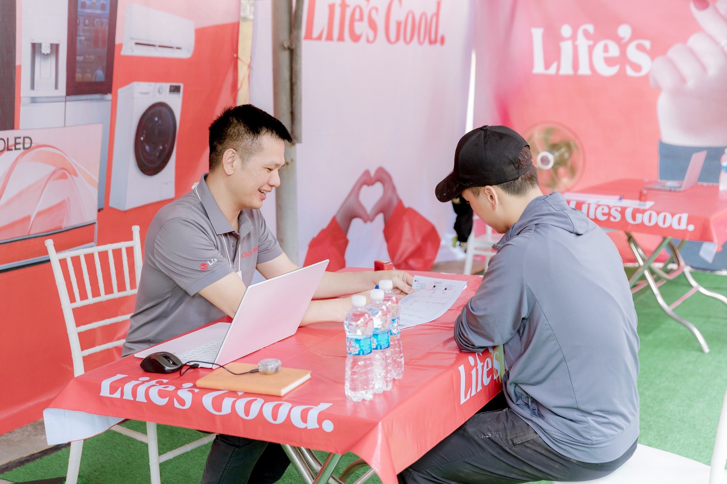 LG hỗ trợ sửa chữa thiết bị, đồng hành cùng người dân sau bão - Ảnh 1.