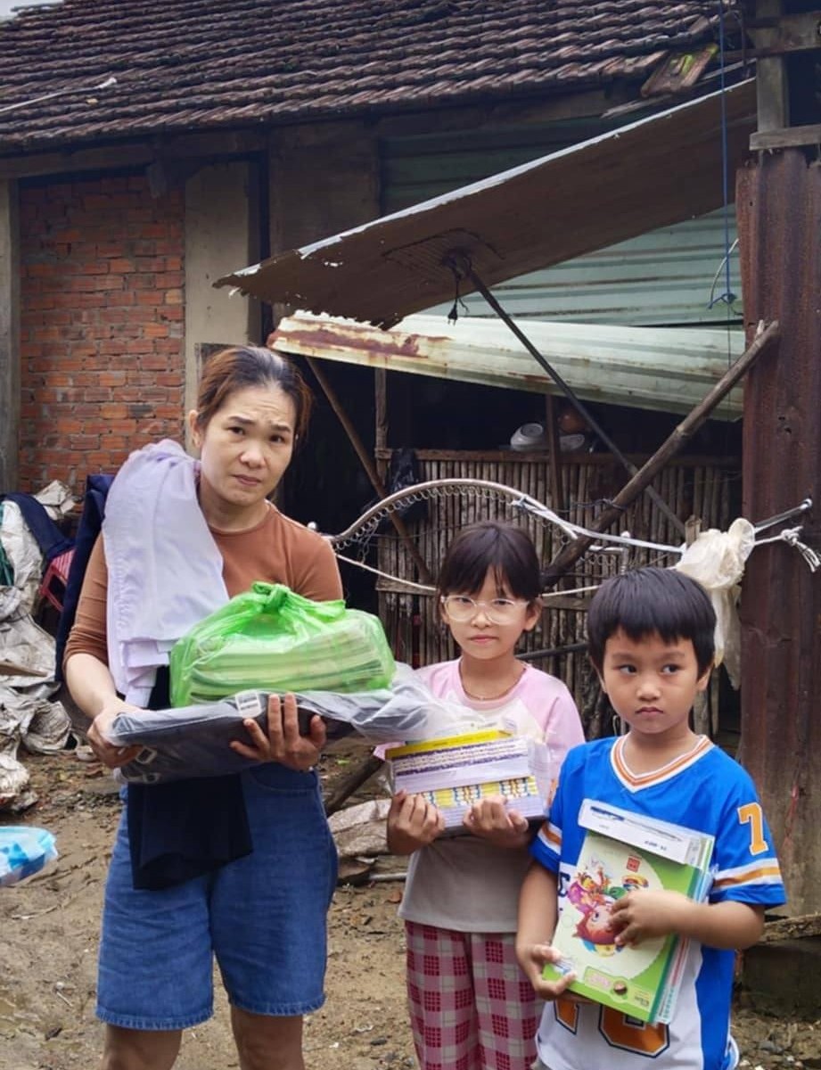 Thương lắm cô trò, mẹ con gom sách vở gửi học sinh vùng lũ - Ảnh 6.