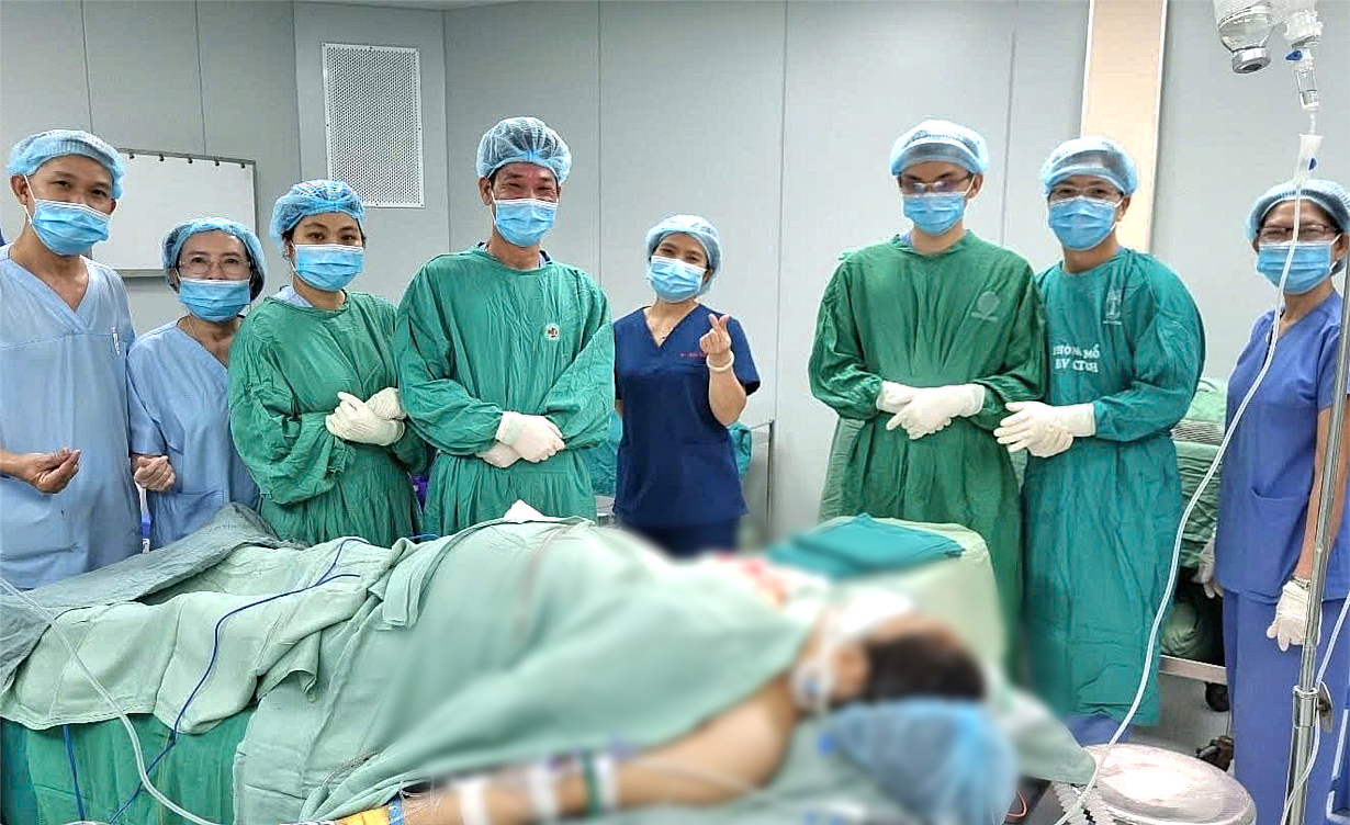 Nối lại thành công bàn tay hai tháng qua được nuôi tạm ở cẳng chân của thai phụ - Ảnh 1.