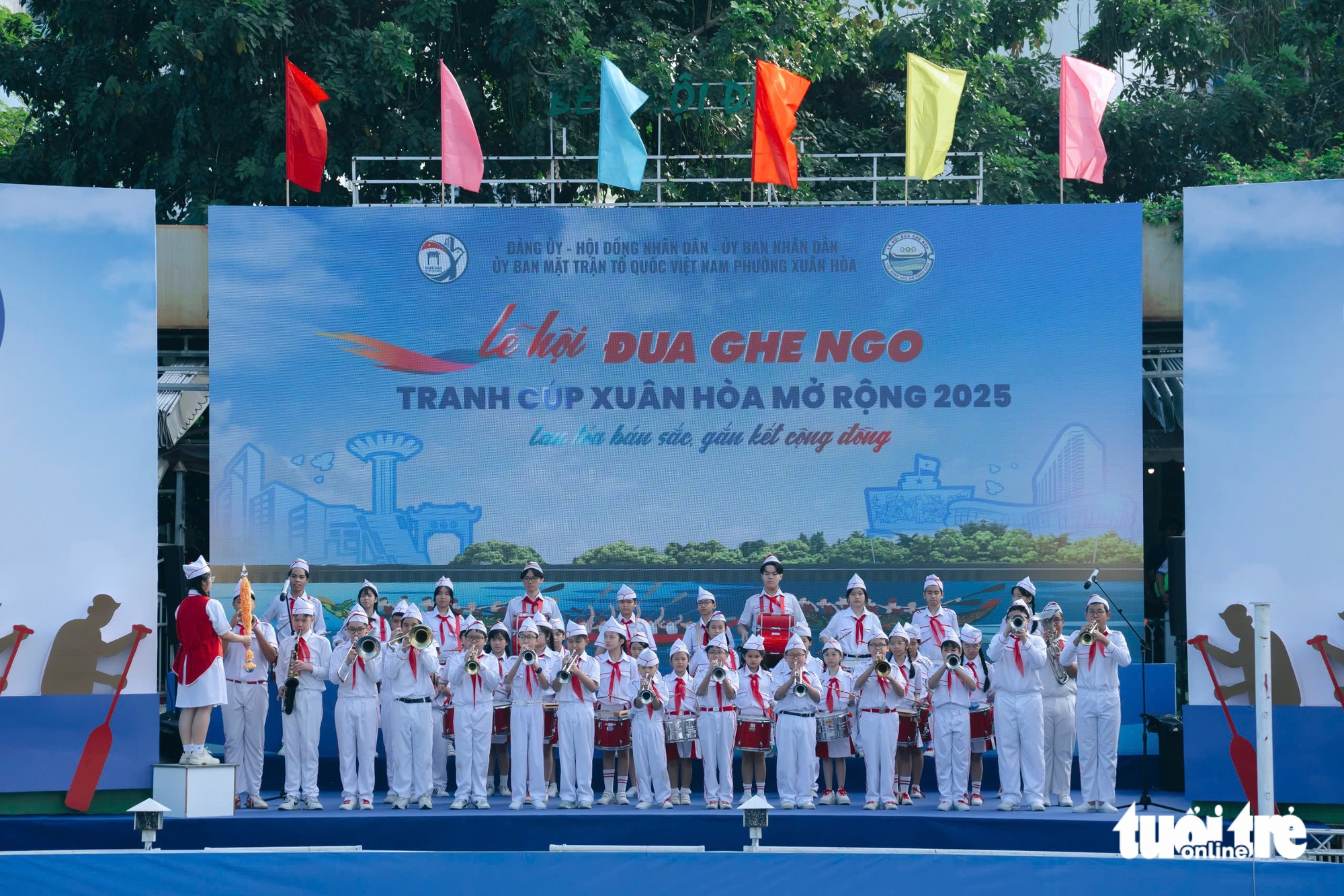 Boat race draws crowds to Ho Chi Minh City canal - Ảnh 2.