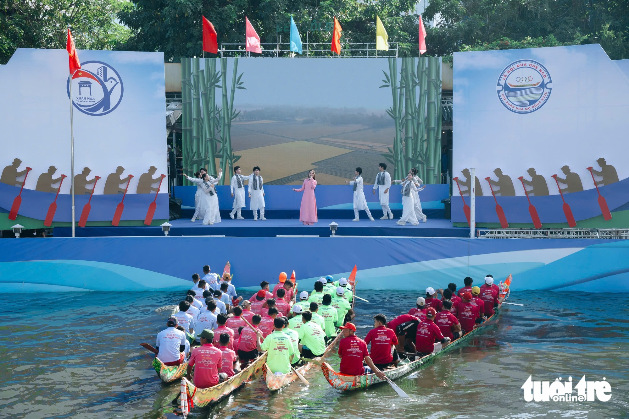 Boat race draws crowds to Ho Chi Minh City canal - Ảnh 4.