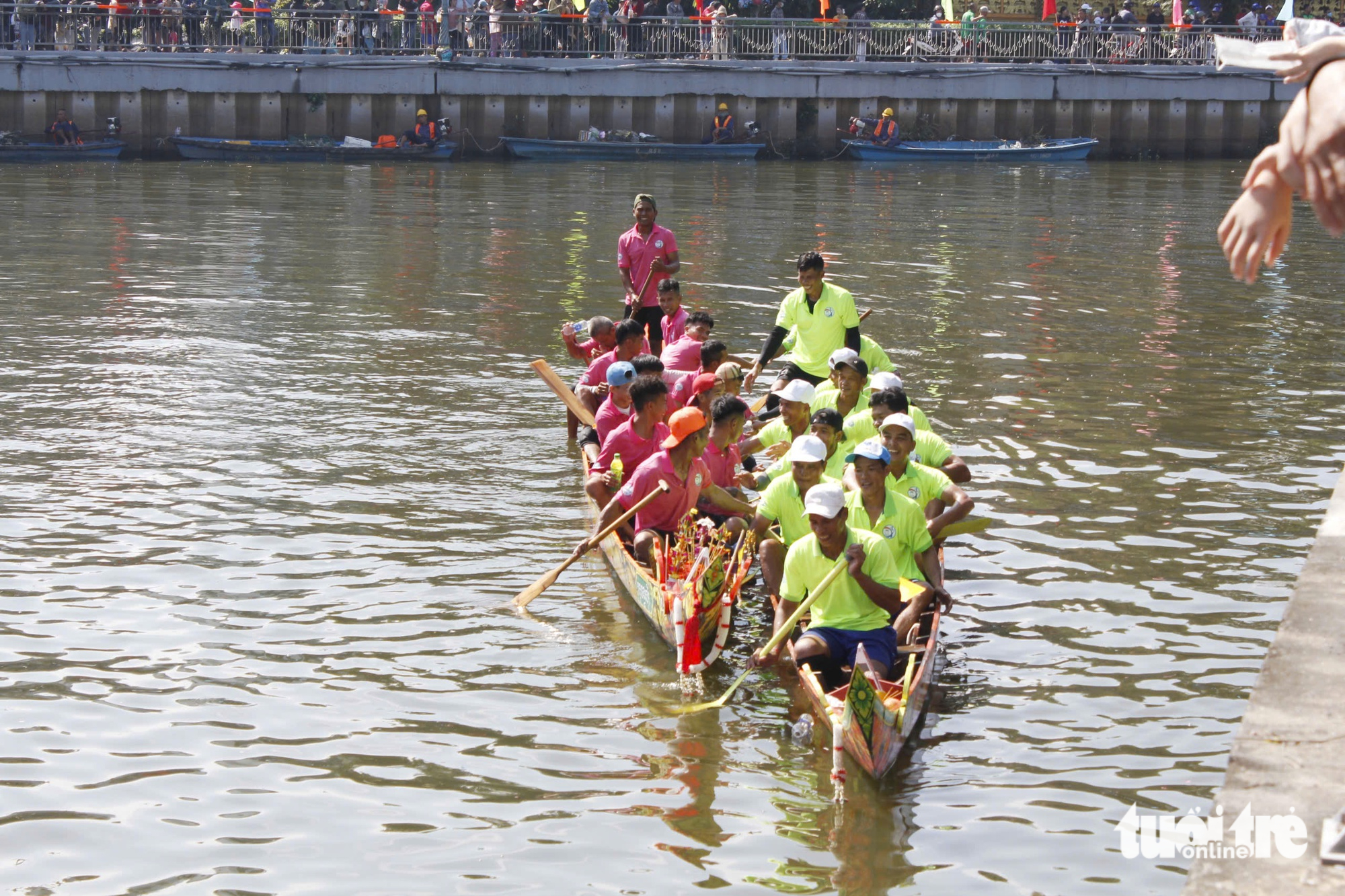 Boat race draws crowds to Ho Chi Minh City canal - Ảnh 9.