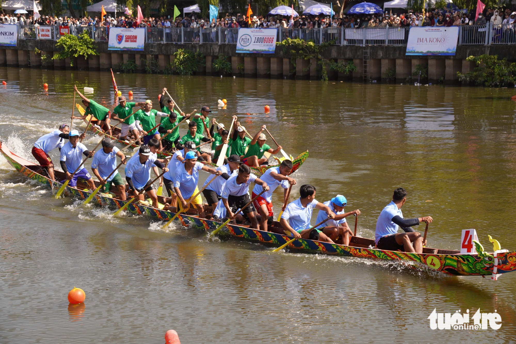Boat race draws crowds to Ho Chi Minh City canal - Ảnh 1.