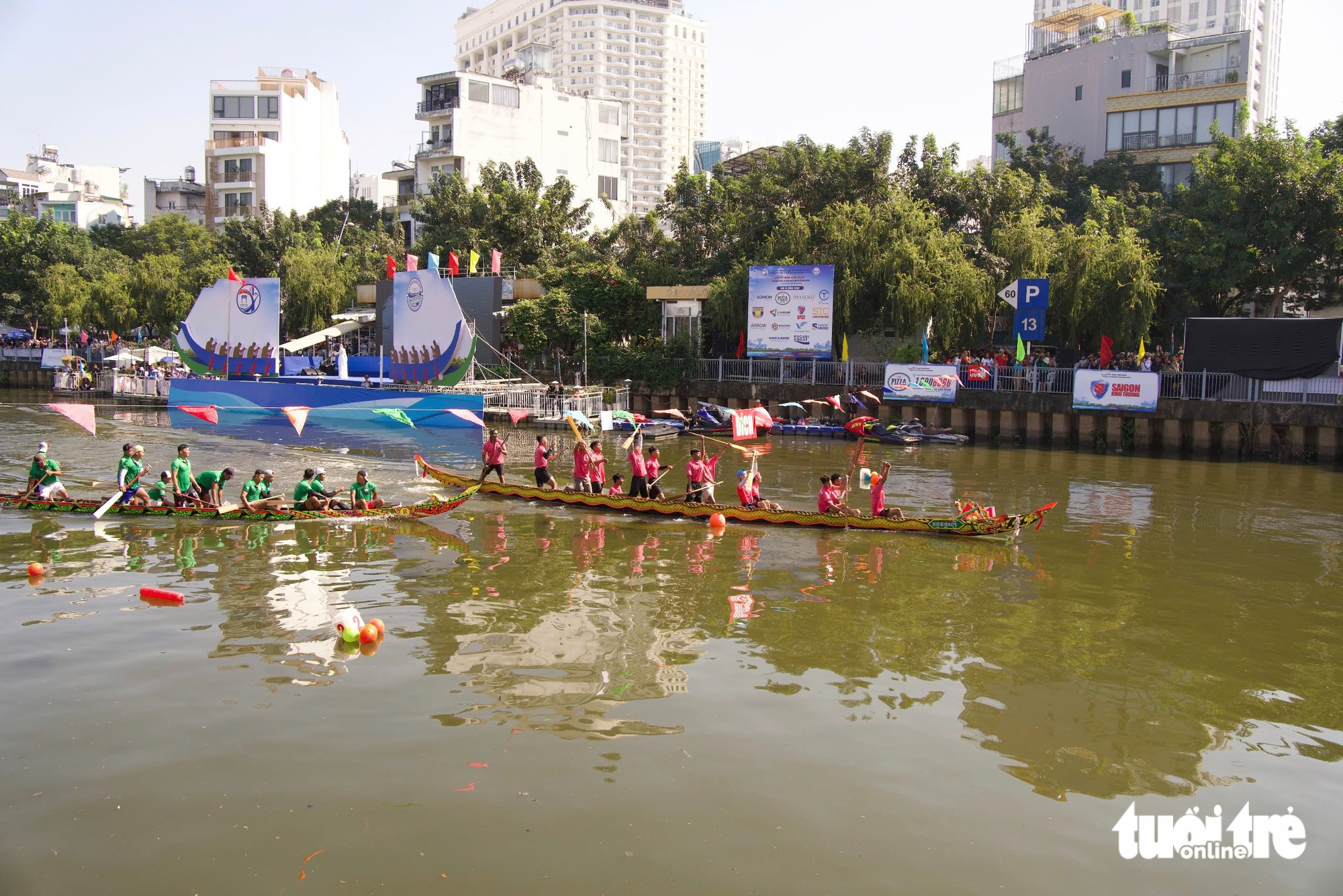 Boat race draws crowds to Ho Chi Minh City canal - Ảnh 10.