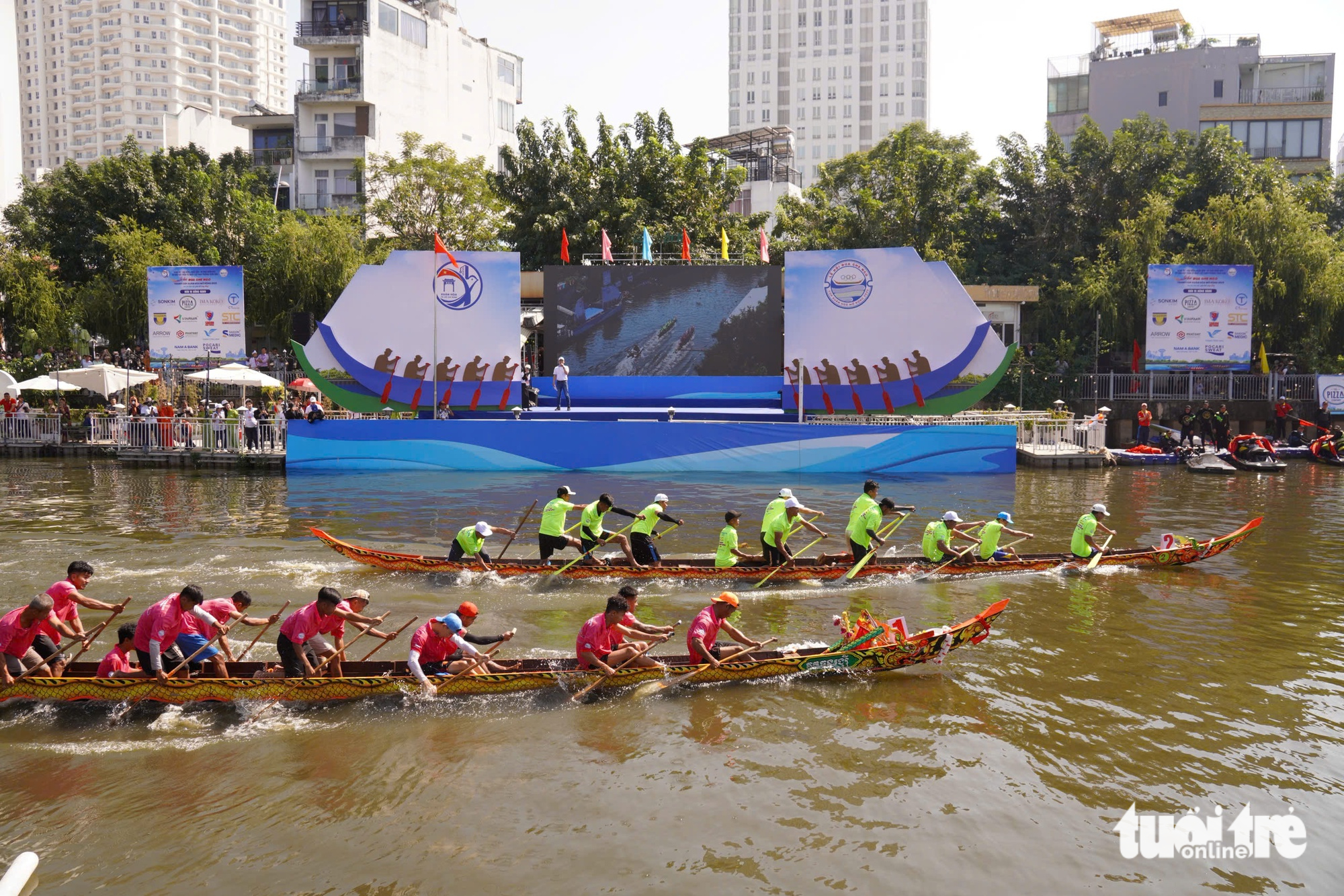 Boat race draws crowds to Ho Chi Minh City canal - Ảnh 7.