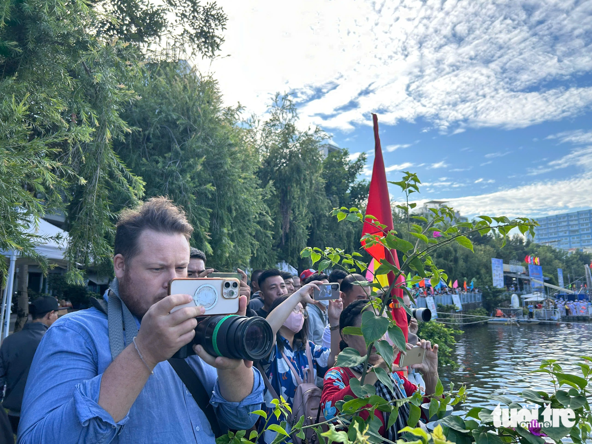 Boat race draws crowds to Ho Chi Minh City canal - Ảnh 8.