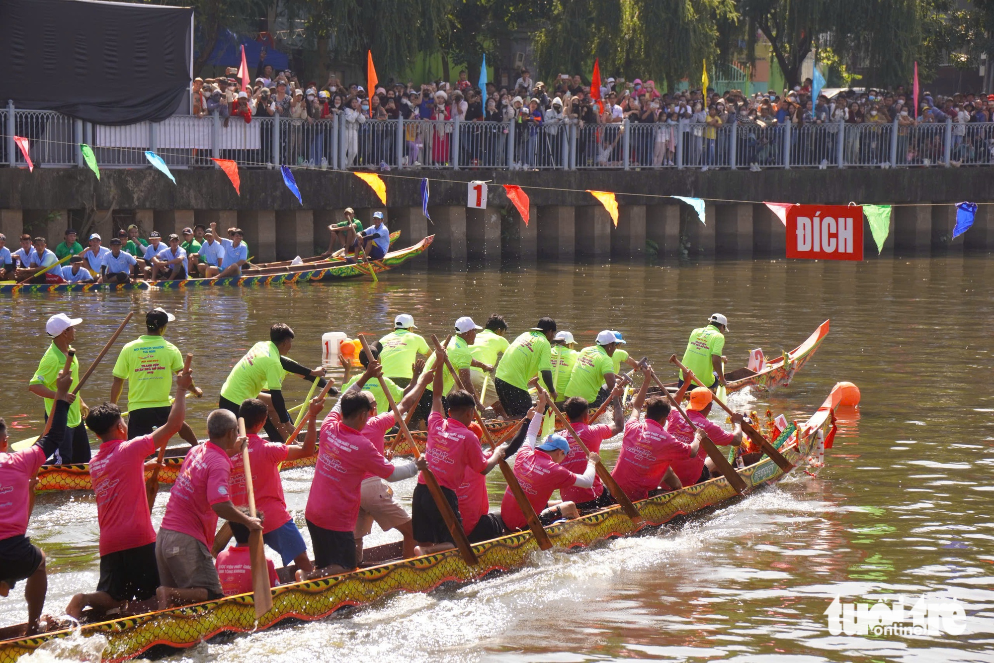 Boat race draws crowds to Ho Chi Minh City canal - Ảnh 6.