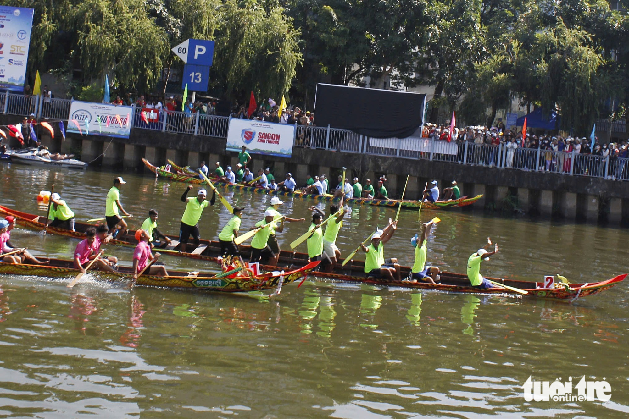 Boat race draws crowds to Ho Chi Minh City canal - Ảnh 5.