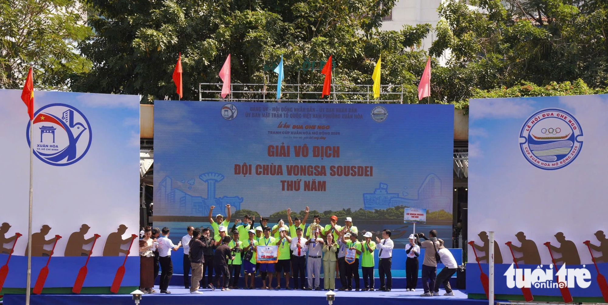 Boat race draws crowds to Ho Chi Minh City canal - Ảnh 11.