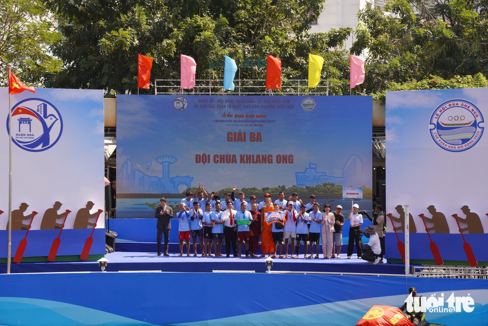 Boat race draws crowds to Ho Chi Minh City canal - Ảnh 13.