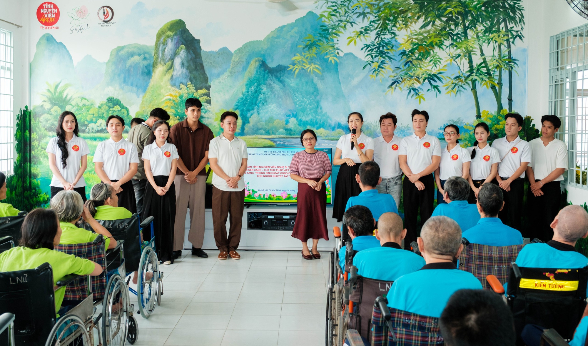 Đội tình nguyện viên nghệ sĩ TP.HCM - Ảnh 1.