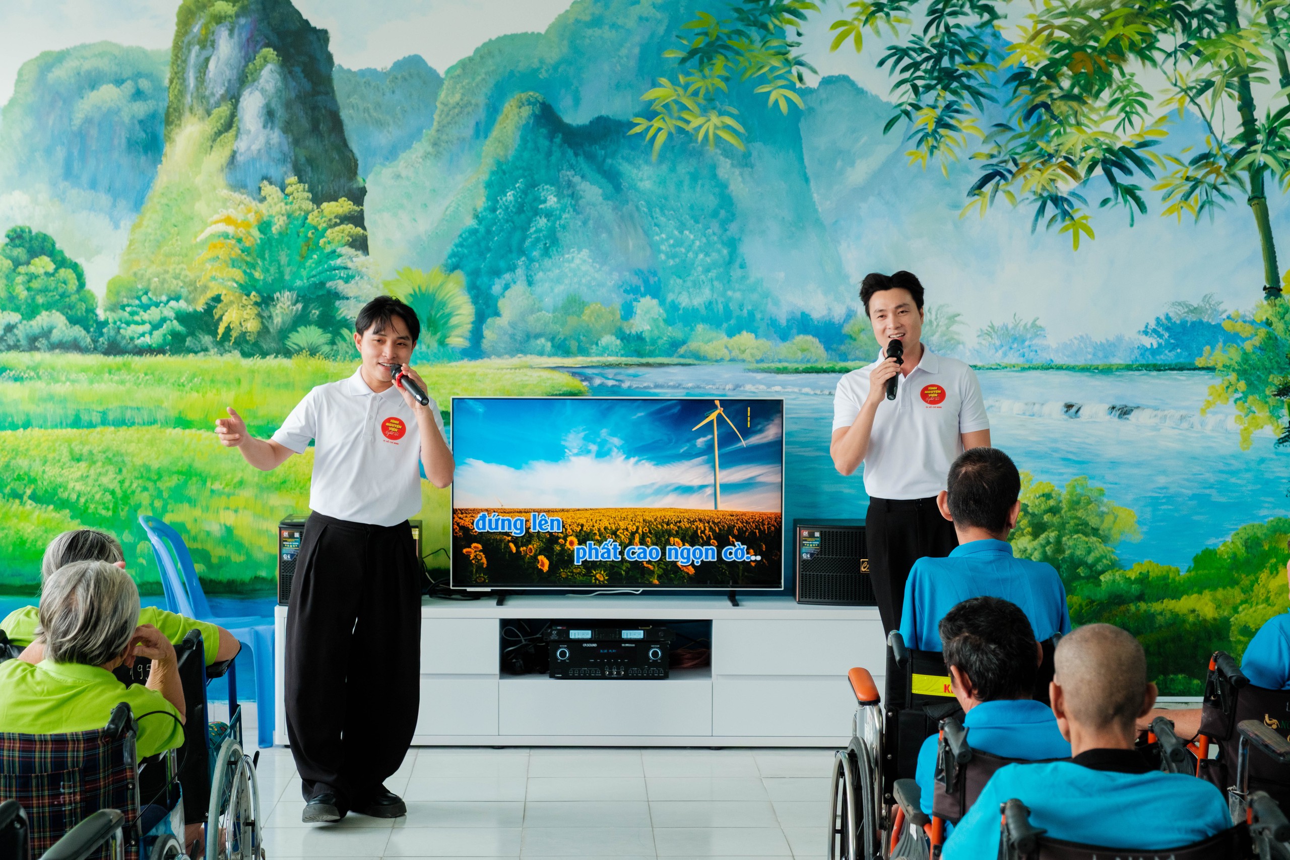 Đội tình nguyện viên nghệ sĩ TP.HCM - Ảnh 2.