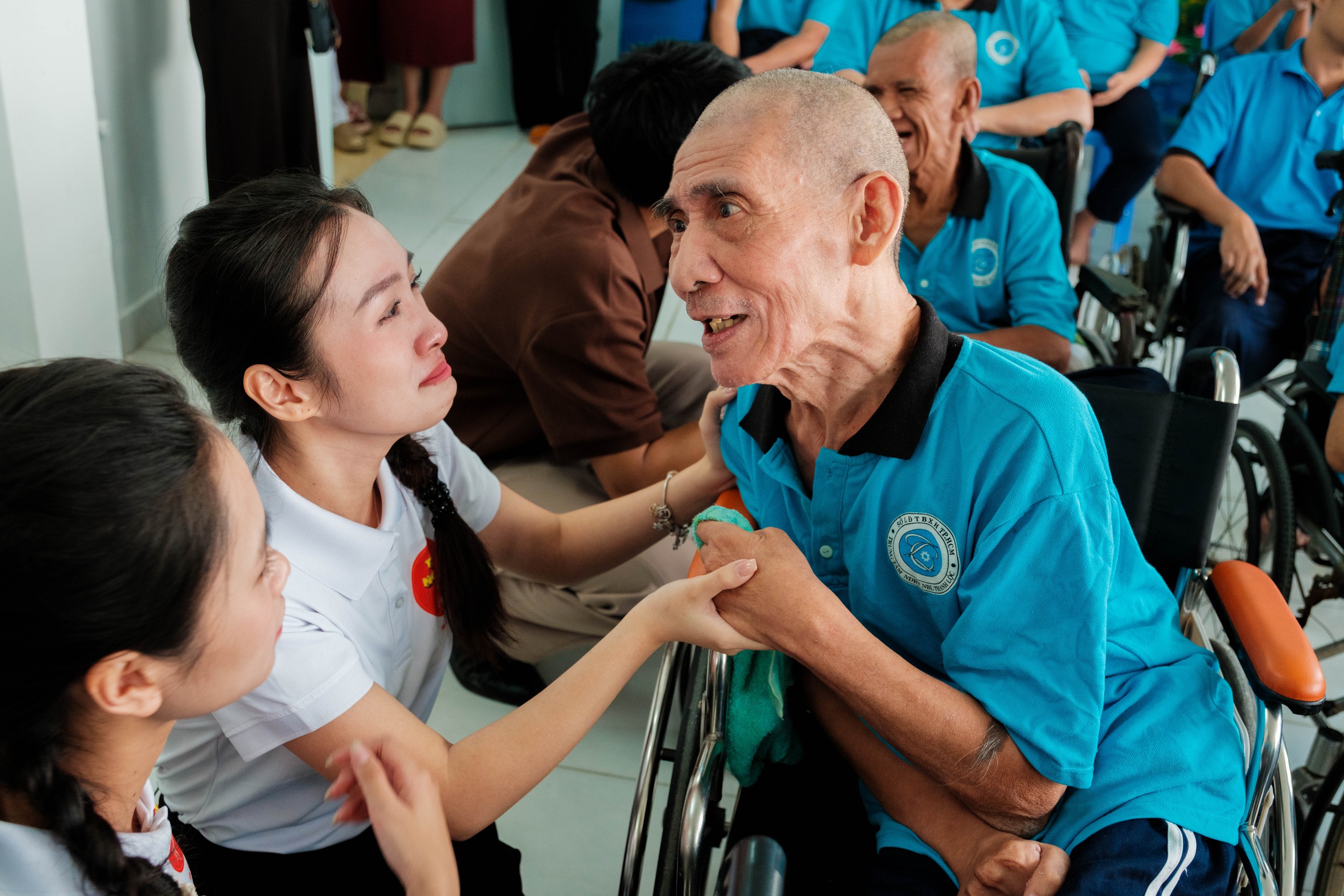 Đội tình nguyện viên nghệ sĩ TP.HCM - Ảnh 4.