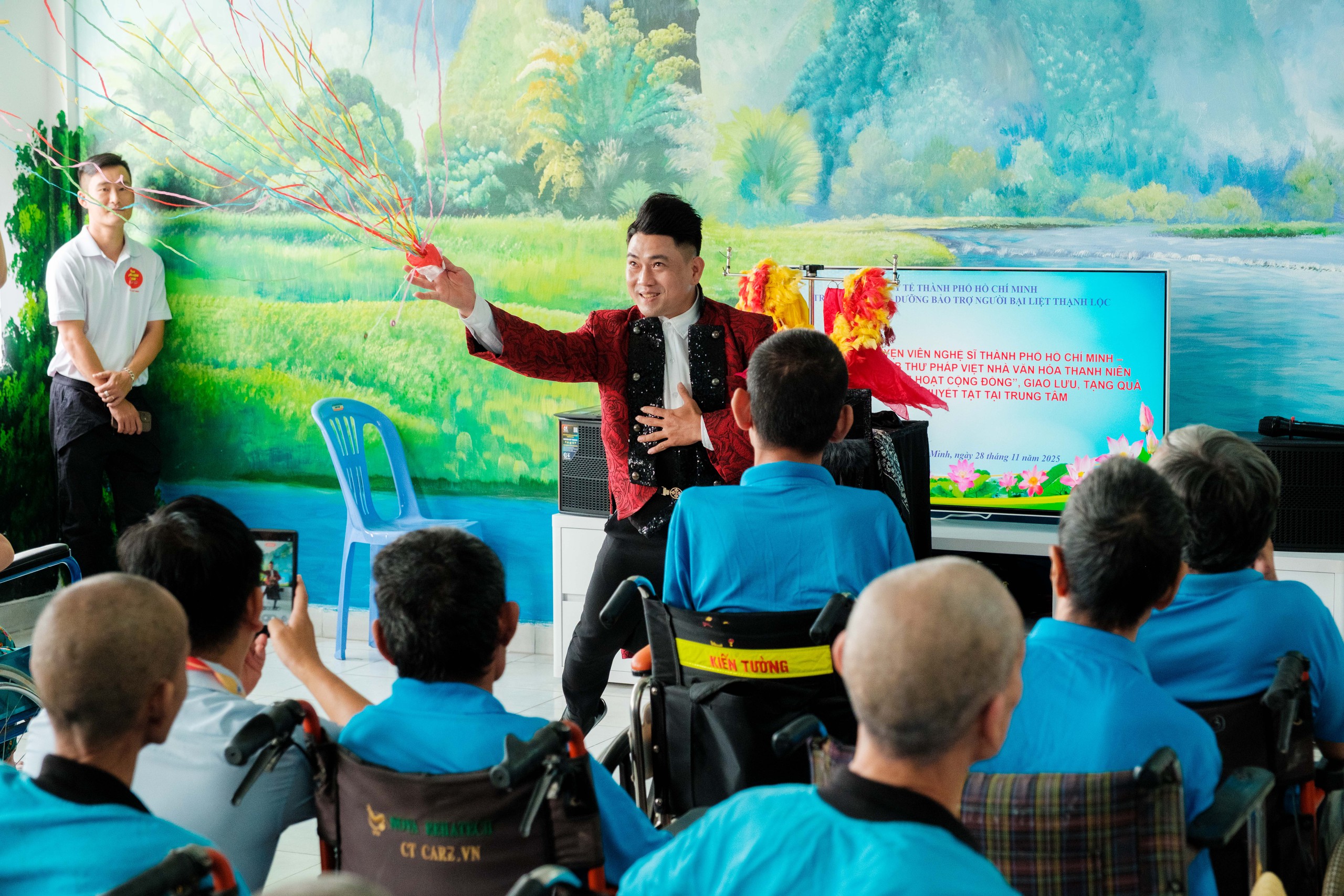 Đội tình nguyện viên nghệ sĩ TP.HCM - Ảnh 3.