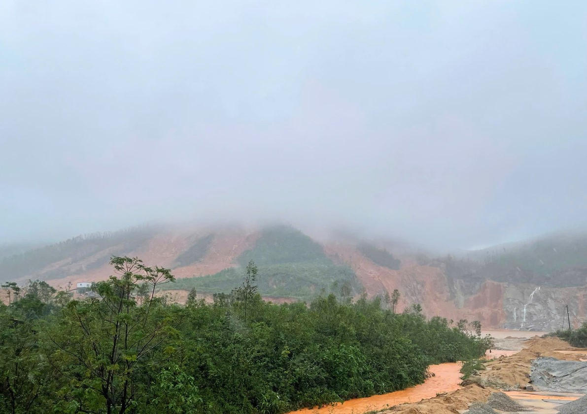 Hà Tĩnh: Sạt lở núi làm sập nhà dân; hàng ngàn nhà ngập sâu, một người bị lũ cuốn - Ảnh 1.