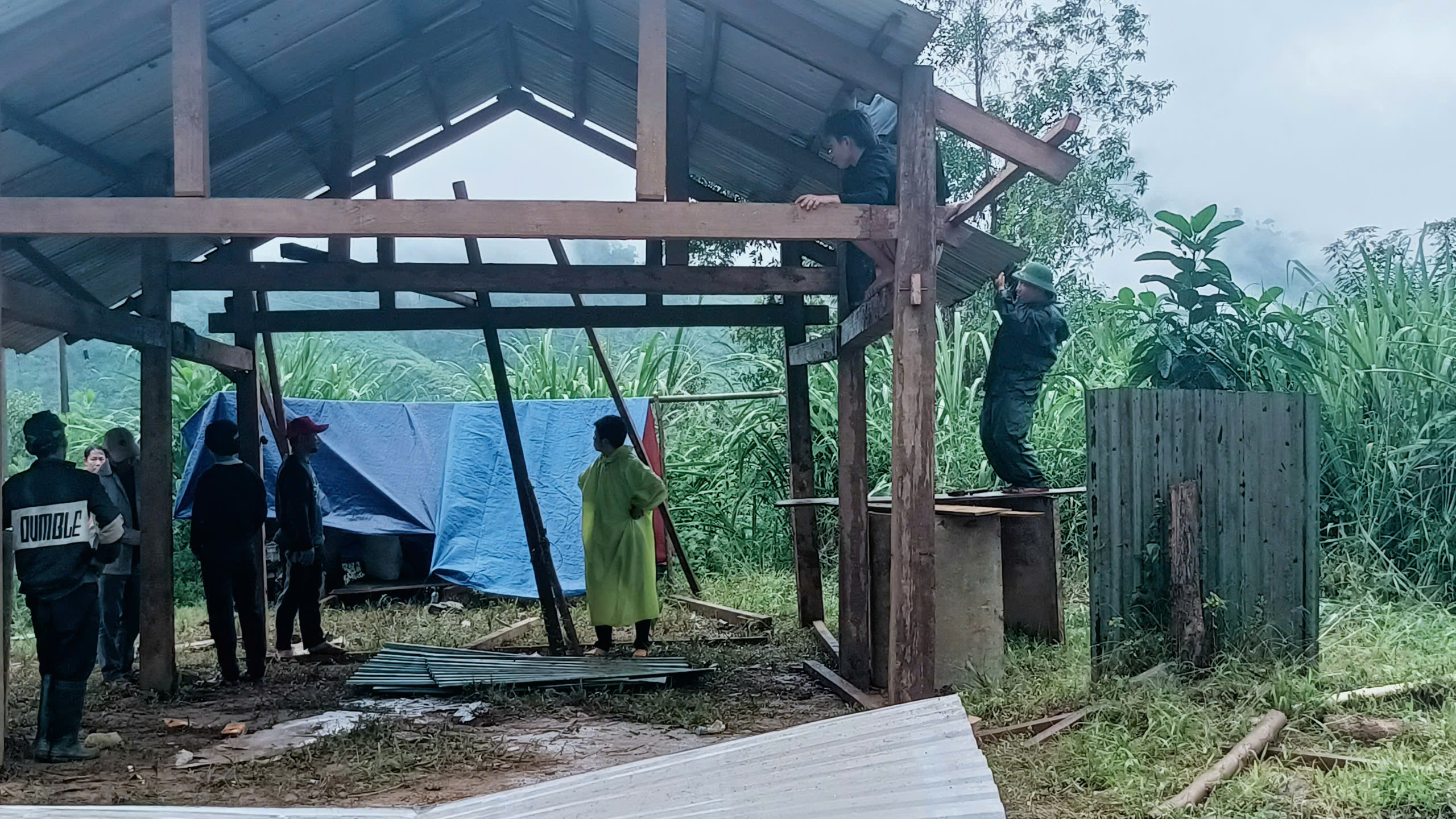 Bộ đội dựng chòi tre giúp người dân tá túc giữa rừng tránh sạt lở - Ảnh 3.