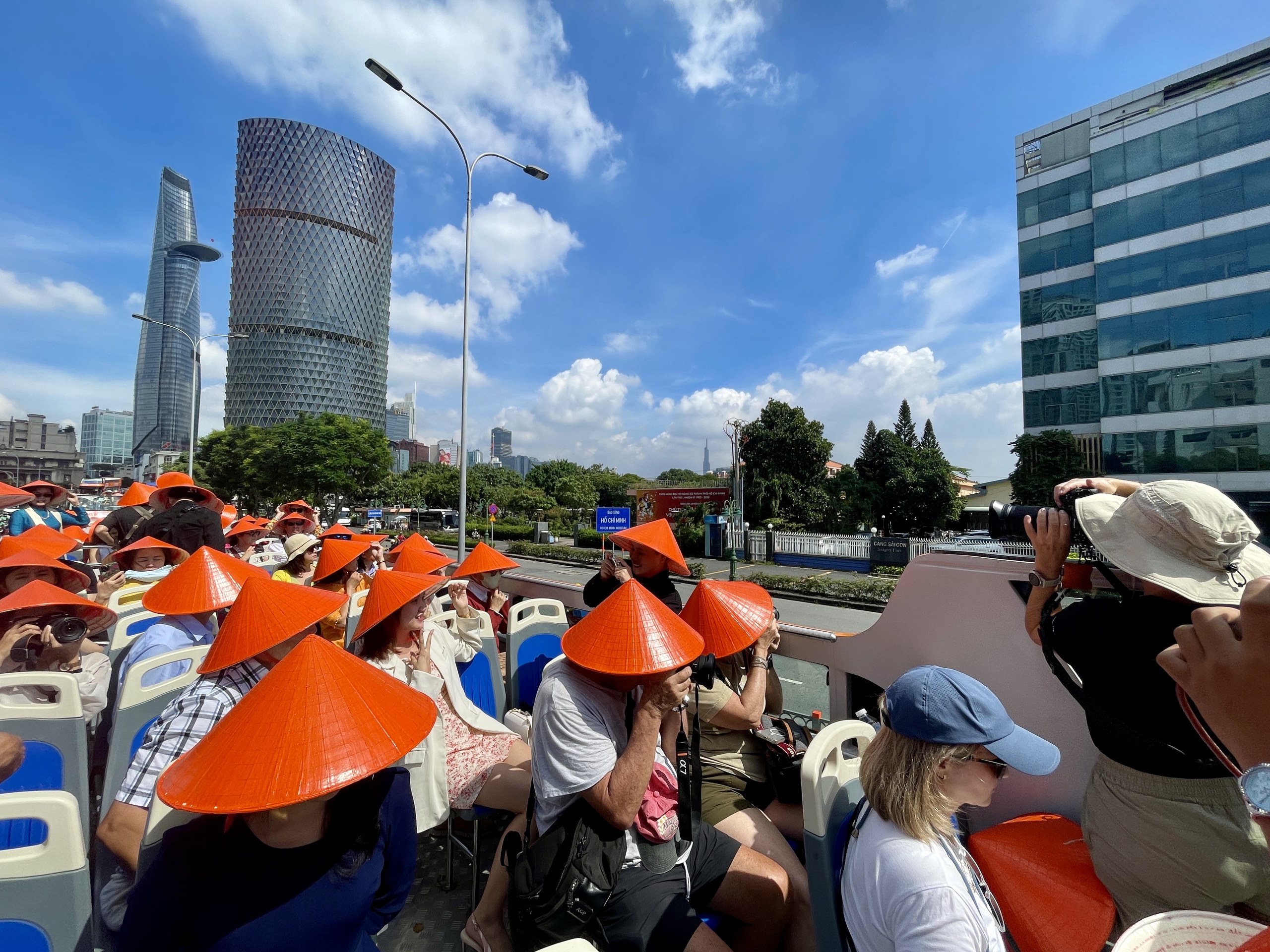 New Saigon Heritage double-decker bus tour debuts with 3 days of free rides- Ảnh 1. New Saigon Heritage double-decker bus tour debuts with 3 days of free rides- Ảnh 1.