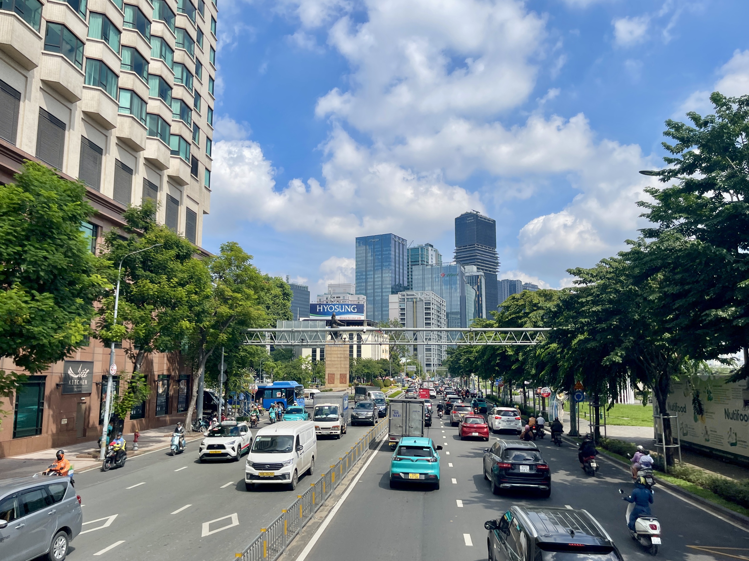 New Saigon Heritage double-decker bus tour debuts with 3 days of free rides- Ảnh 2. New Saigon Heritage double-decker bus tour debuts with 3 days of free rides- Ảnh 2.
