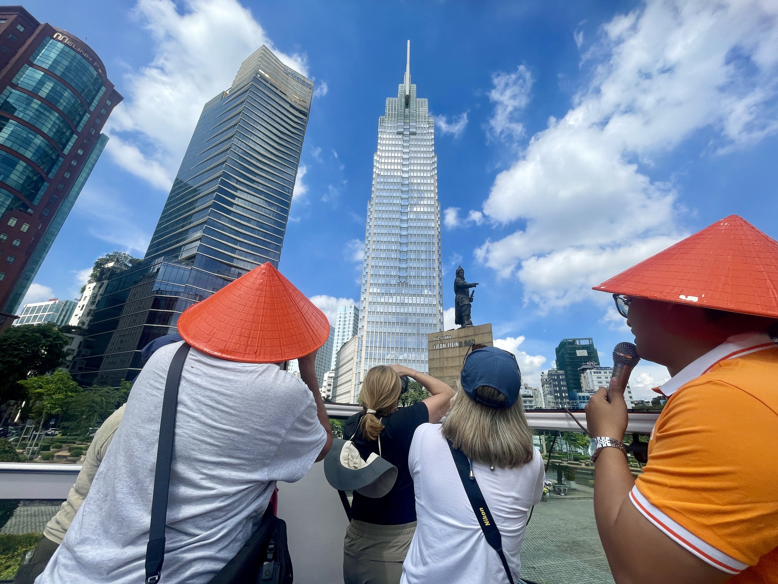 New Saigon Heritage double-decker bus tour debuts with 3 days of free rides- Ảnh 7. New Saigon Heritage double-decker bus tour debuts with 3 days of free rides- Ảnh 7.