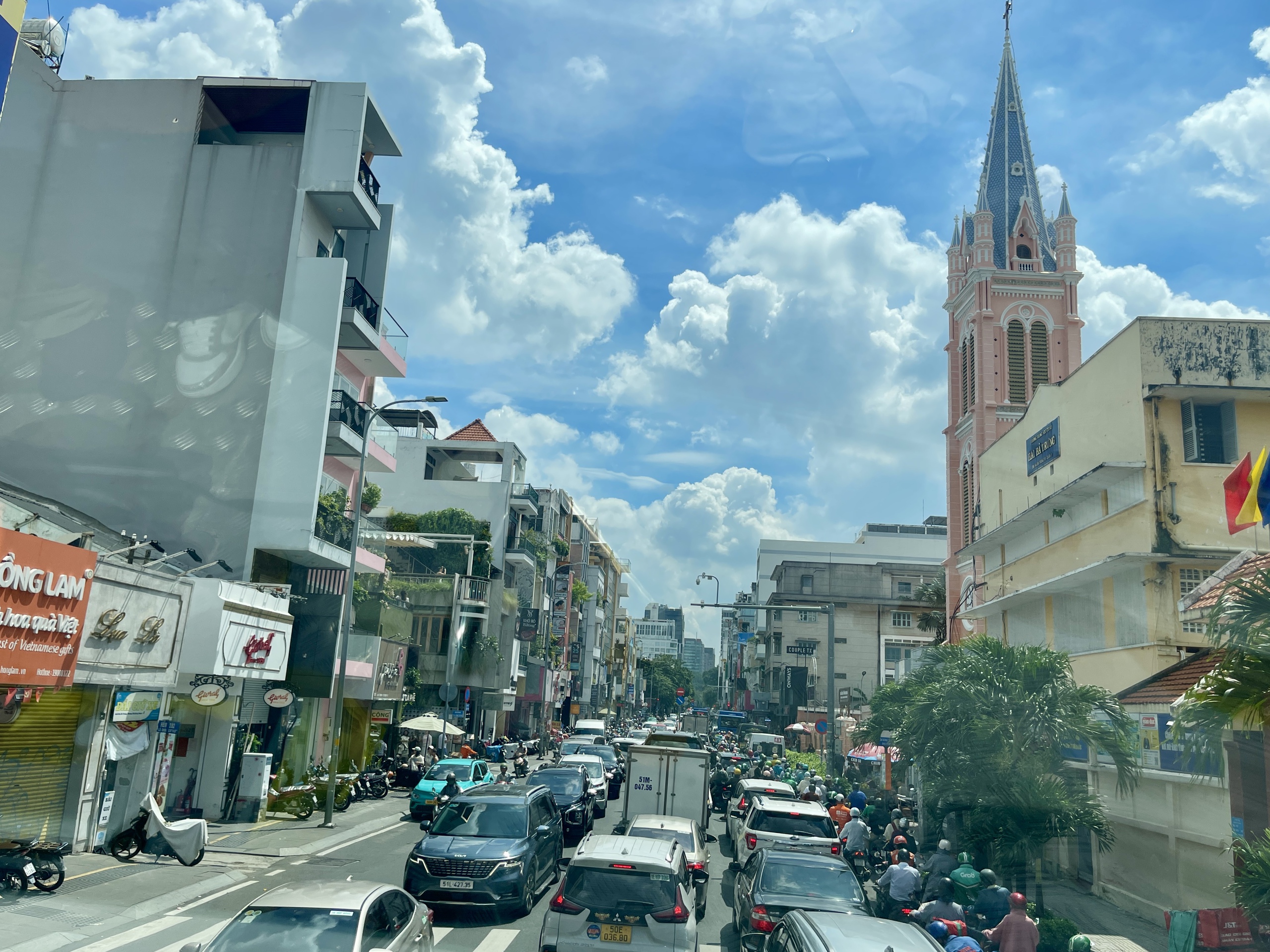 New Saigon Heritage double-decker bus tour debuts with 3 days of free rides- Ảnh 3. New Saigon Heritage double-decker bus tour debuts with 3 days of free rides- Ảnh 3.