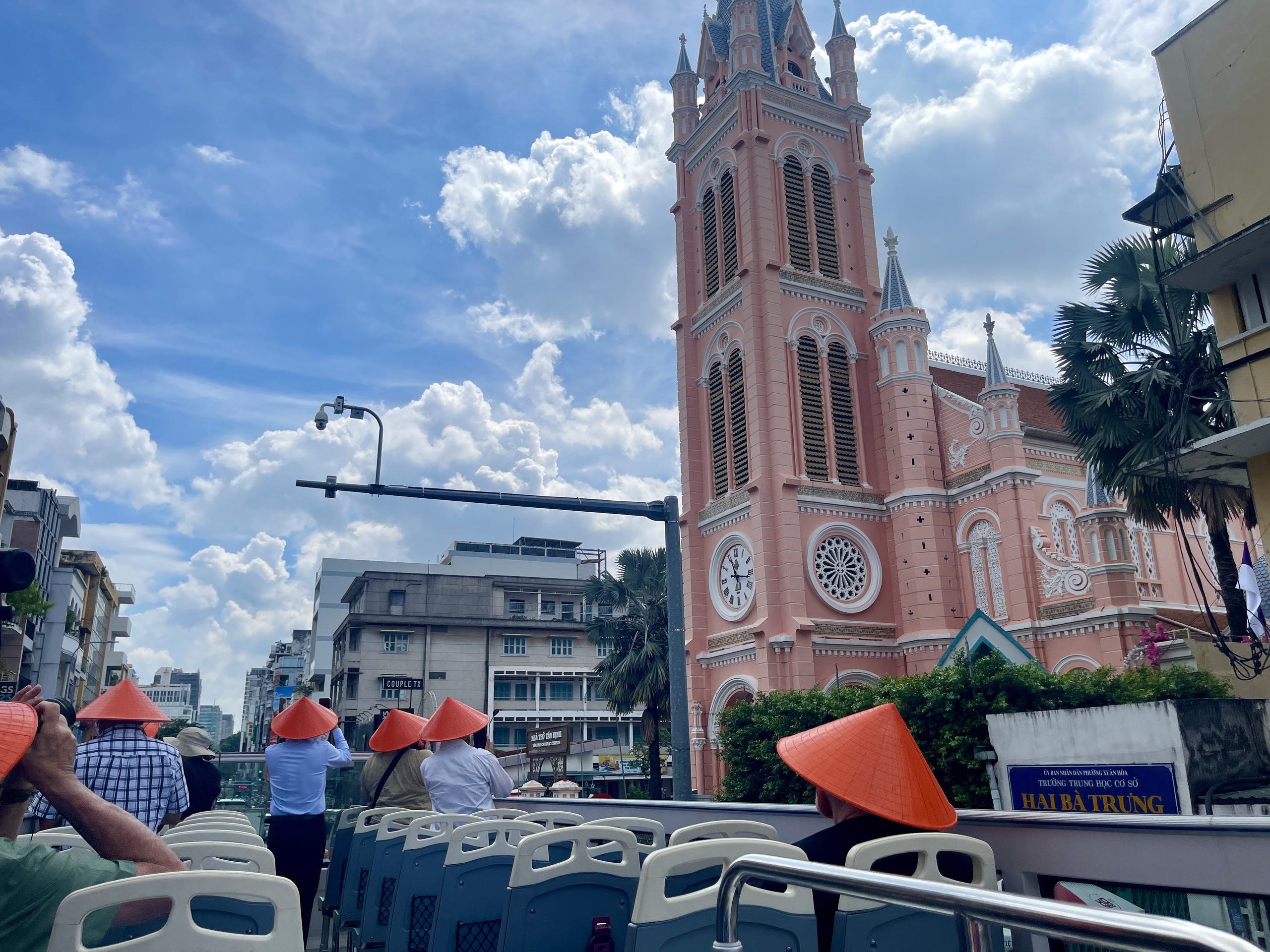 New Saigon Heritage double-decker bus tour debuts with 3 days of free rides- Ảnh 4. New Saigon Heritage double-decker bus tour debuts with 3 days of free rides- Ảnh 4.