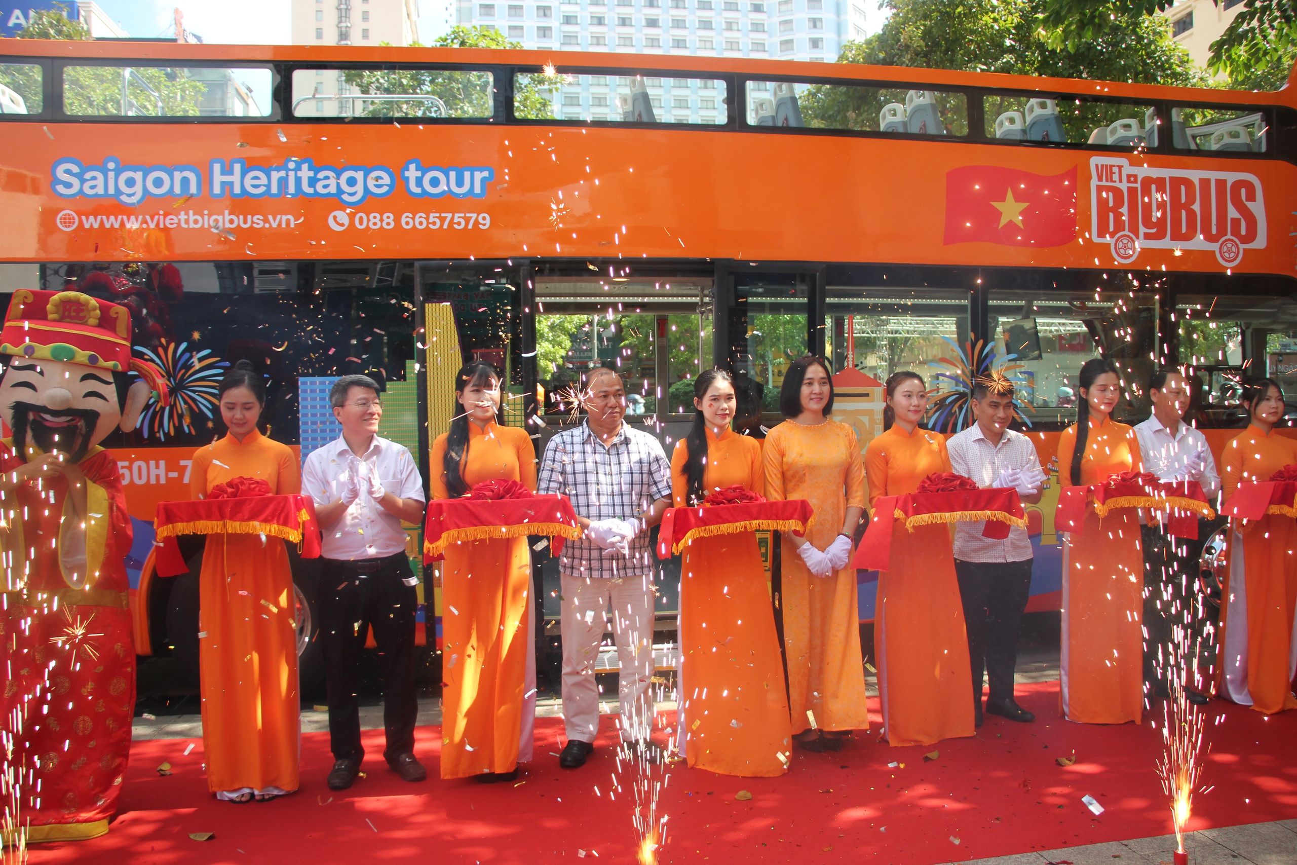 New Saigon Heritage double-decker bus tour debuts with 3 days of free rides- Ảnh 10. New Saigon Heritage double-decker bus tour debuts with 3 days of free rides- Ảnh 10.