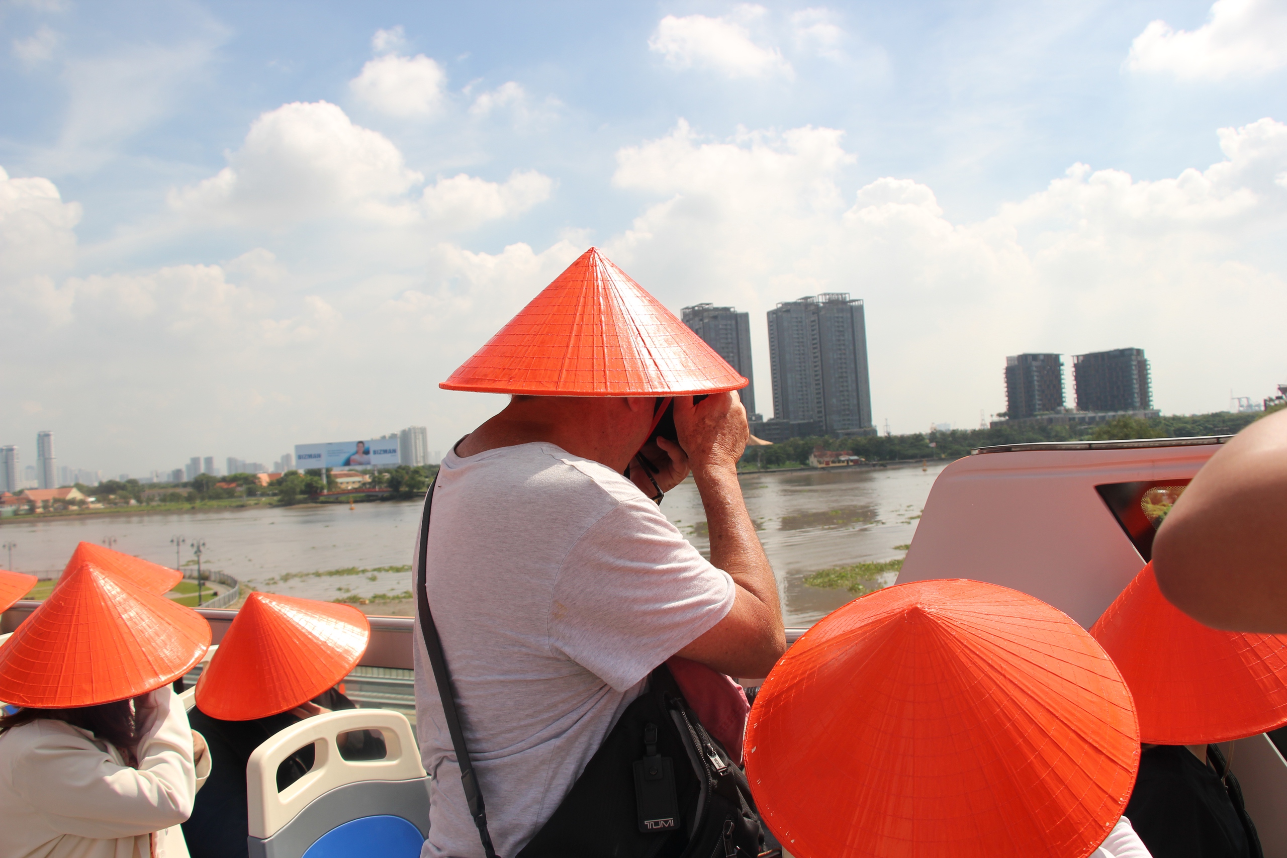 New Saigon Heritage double-decker bus tour debuts with 3 days of free rides- Ảnh 9. New Saigon Heritage double-decker bus tour debuts with 3 days of free rides- Ảnh 9.