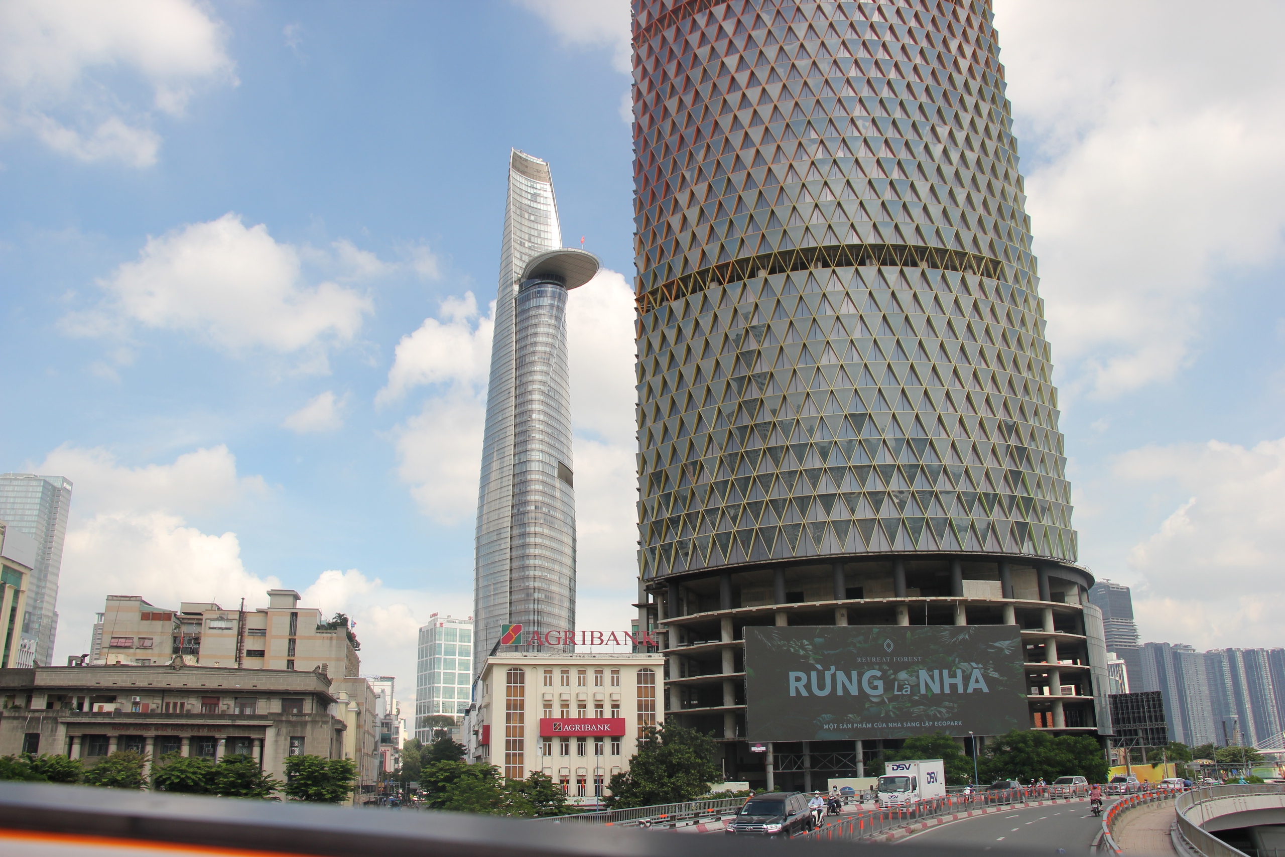 New Saigon Heritage double-decker bus tour debuts with 3 days of free rides- Ảnh 5. New Saigon Heritage double-decker bus tour debuts with 3 days of free rides- Ảnh 5.