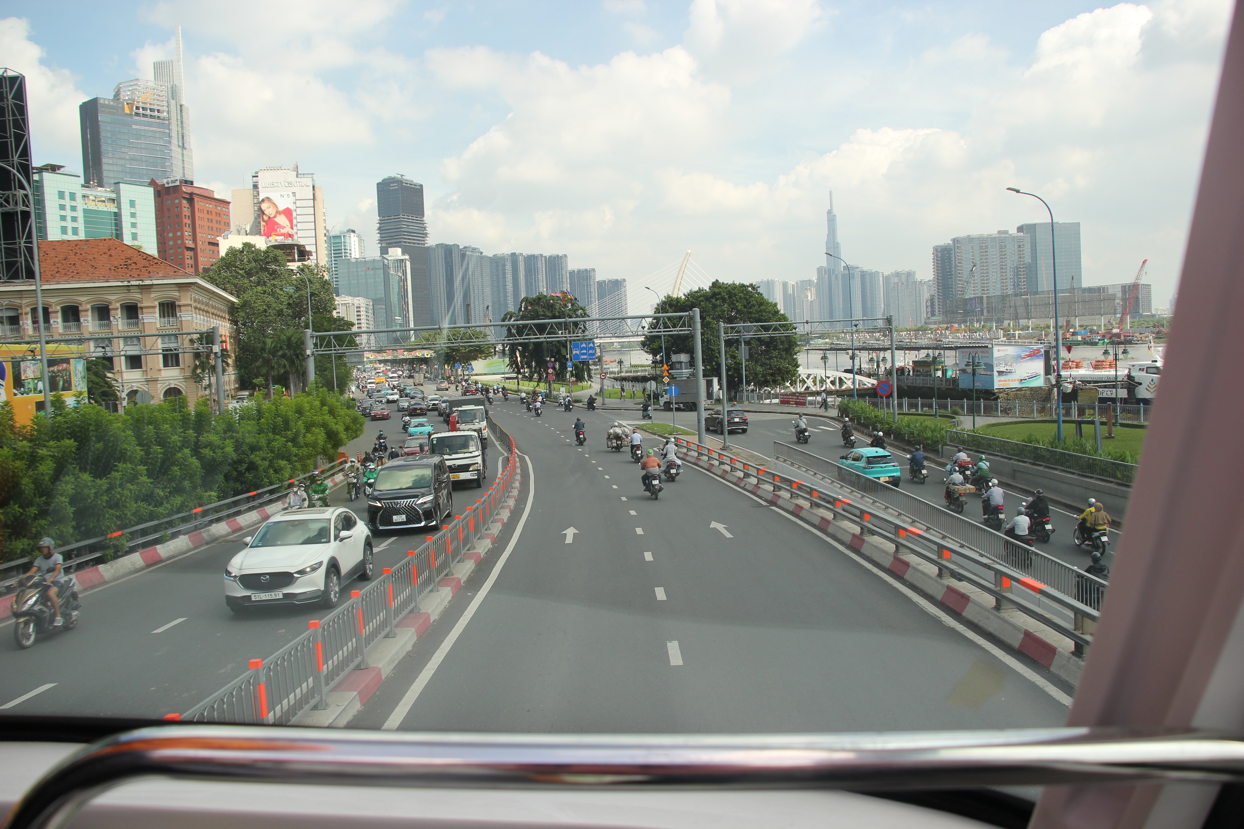 New Saigon Heritage double-decker bus tour debuts with 3 days of free rides- Ảnh 6. New Saigon Heritage double-decker bus tour debuts with 3 days of free rides- Ảnh 6.