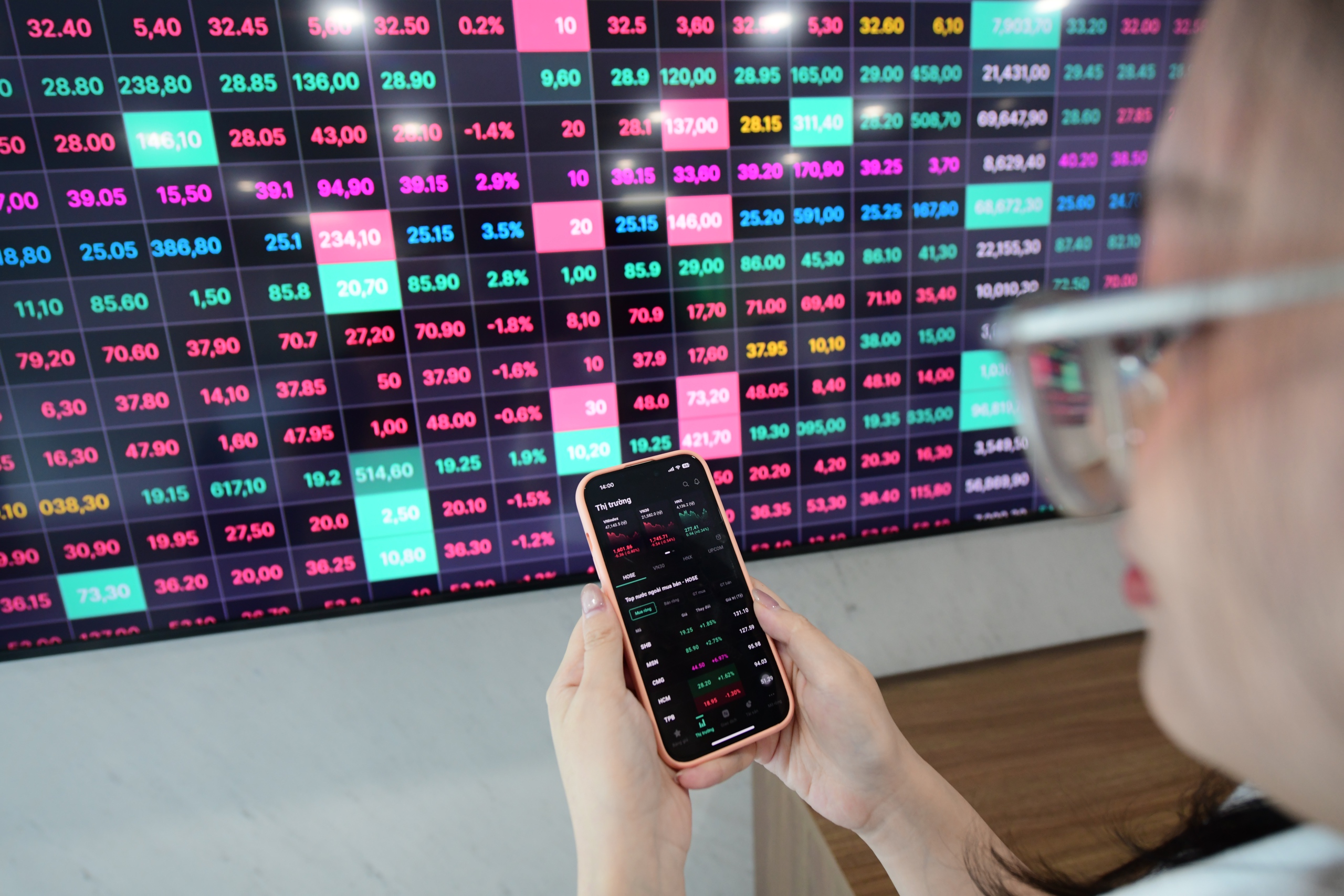 Đằng sau khoản lãi nghìn tỉ của loạt 'đại gia' ngân hàng, chứng khoán, bất động sản - Ảnh 1.