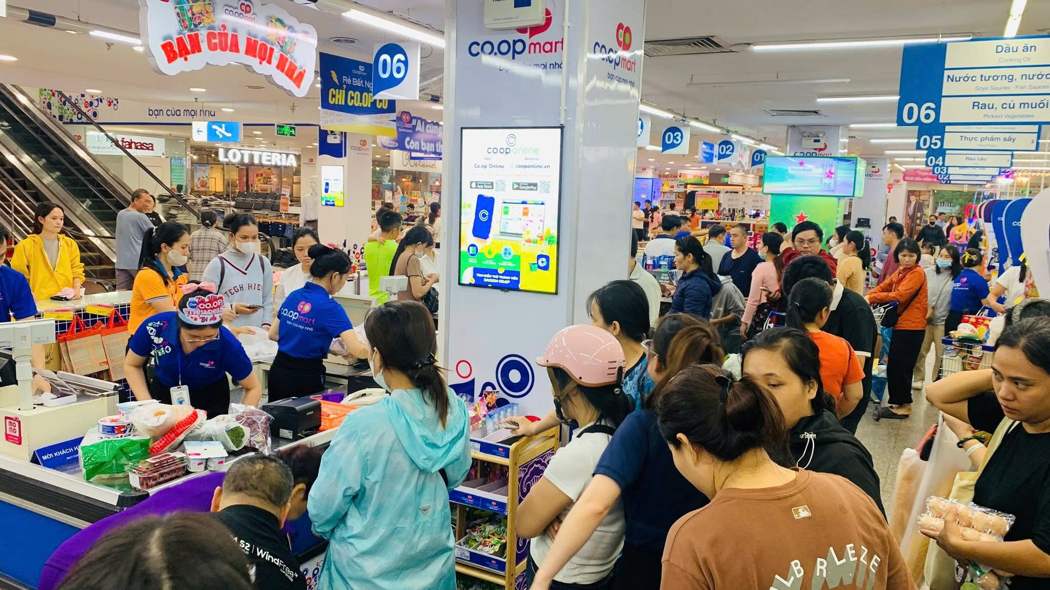 Saigon Co.op túc trực 24/24, giảm giá sâu hàng thiết yếu, san sẻ cùng người dân trước bão Kalmaegi - Ảnh 1.