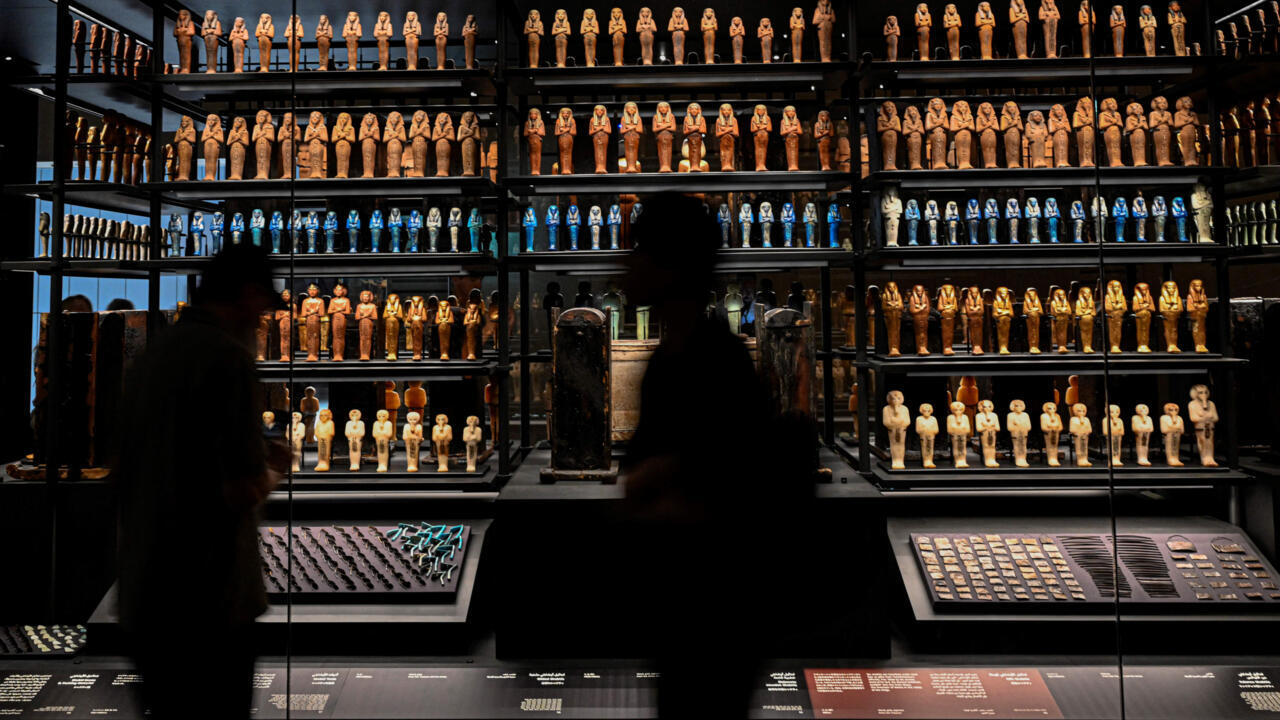 King Tut's collection displayed for first time at Egypt's grand museum- Ảnh 1.