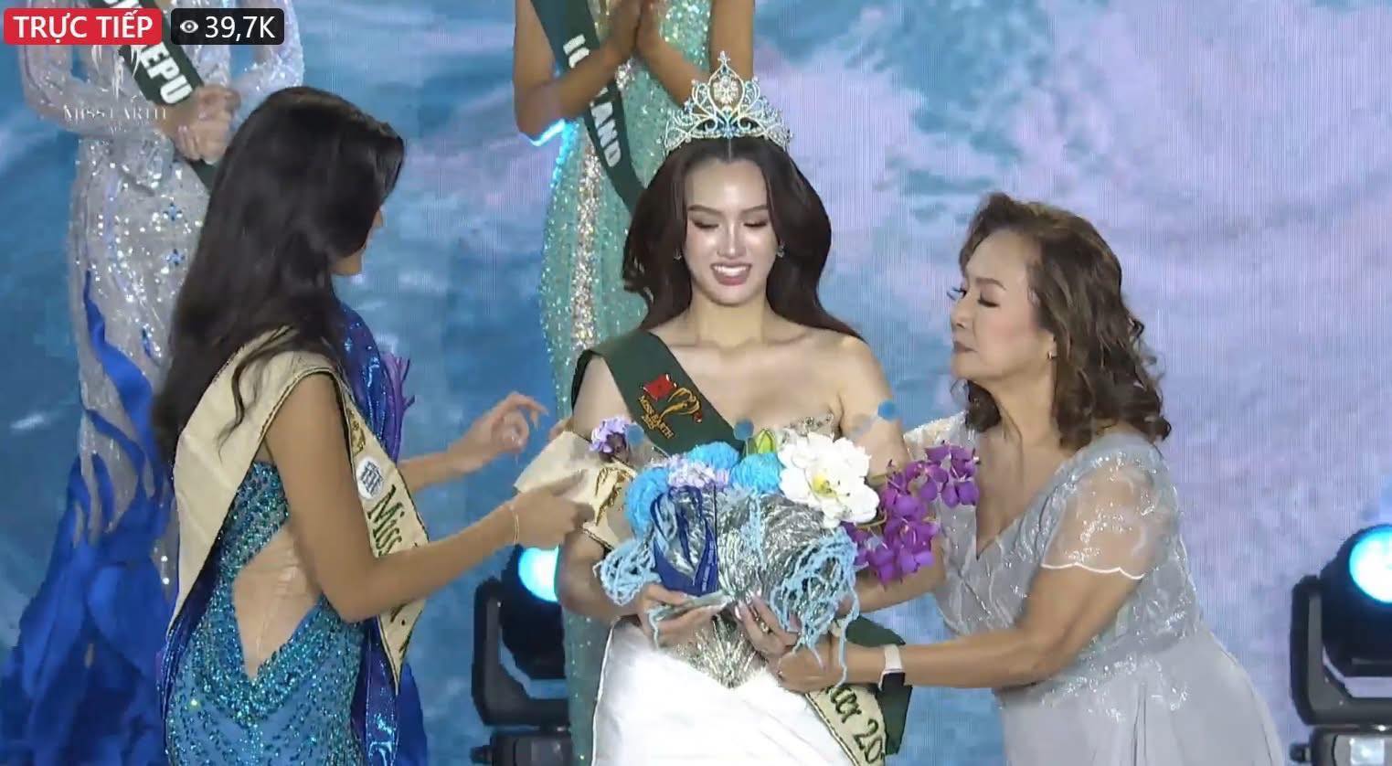 Trịnh Mỹ Anh đăng quang Á hậu 2 Miss Earth 2025 - Mỹ nhân Cộng hòa Czech được trao vương miện cao nhất - Ảnh 2.