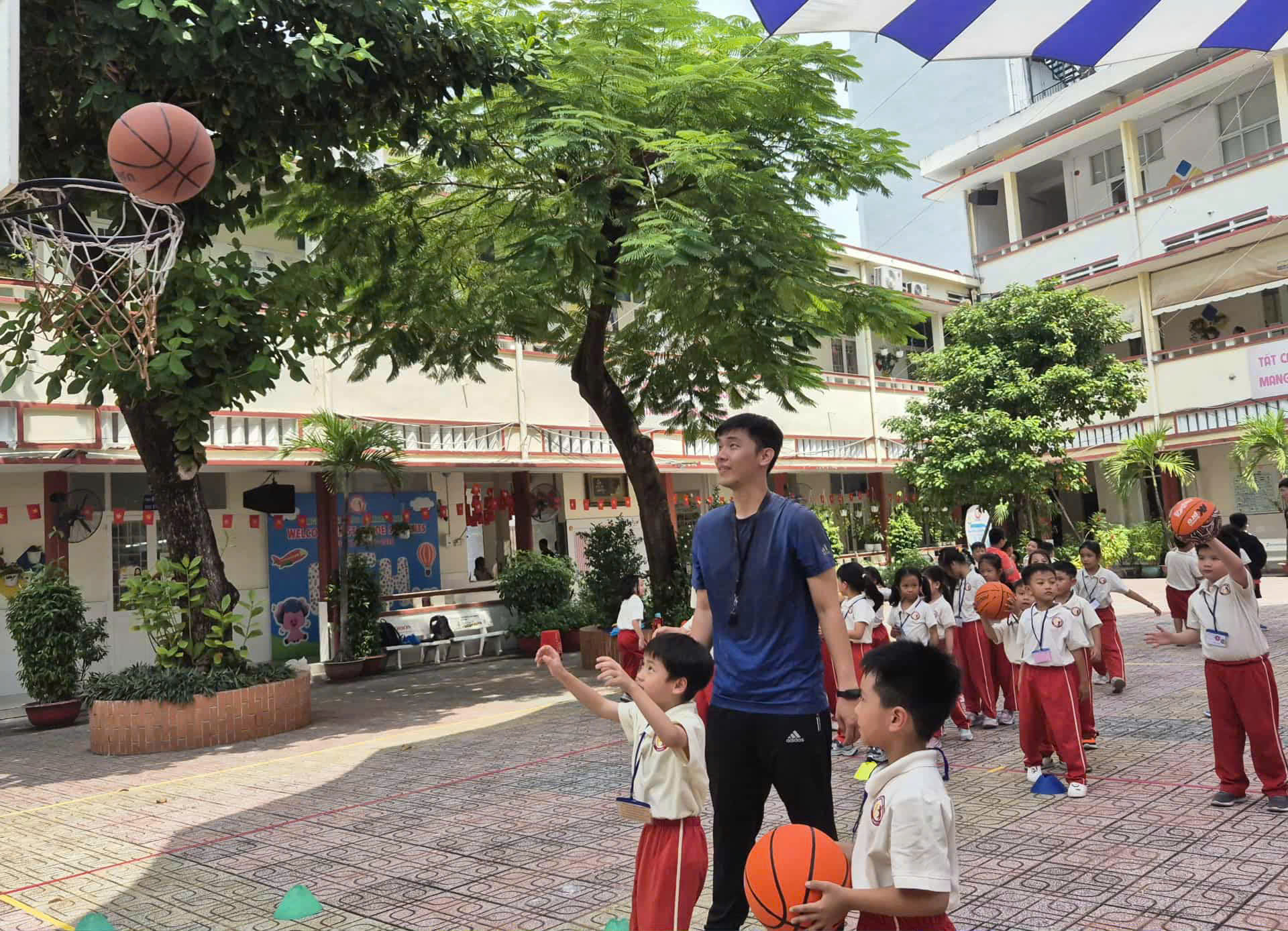 TP.HCM: Các trường dạy online nếu bão Kalmaegi diễn biến phức tạp - Ảnh 1.