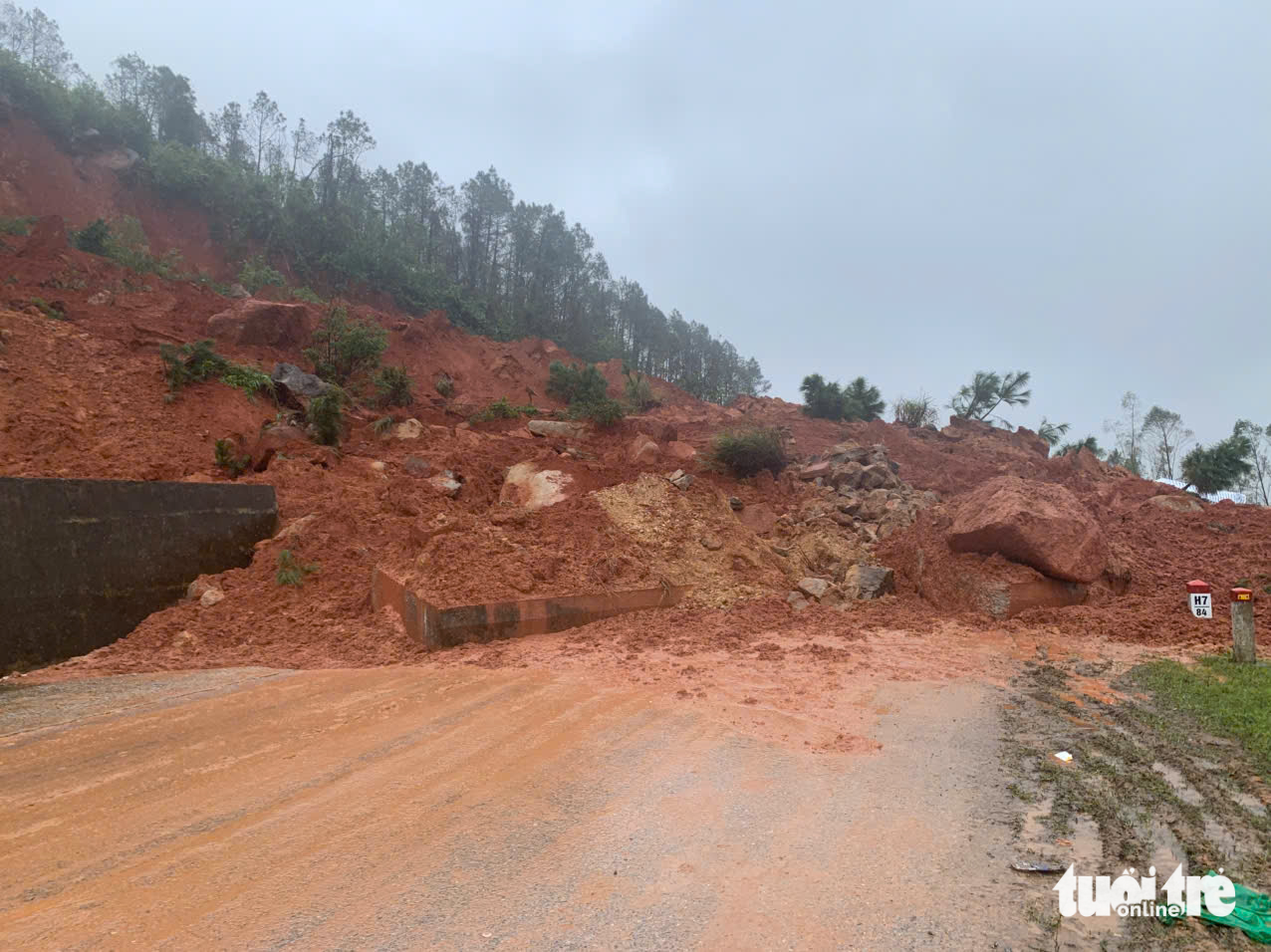 Hiện trường sạt lở núi ở đường ven biển, hai công nhân bị thương - Ảnh 1.