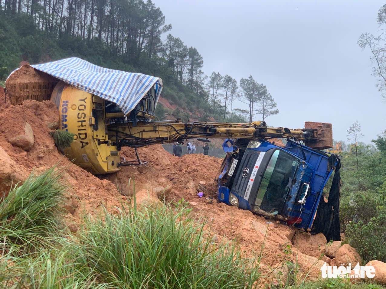 Hiện trường sạt lở núi ở đường ven biển, hai công nhân bị thương - Ảnh 3.