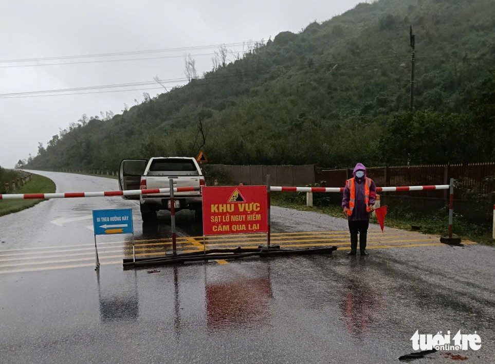 Hiện trường sạt lở núi ở đường ven biển, hai công nhân bị thương - Ảnh 5.