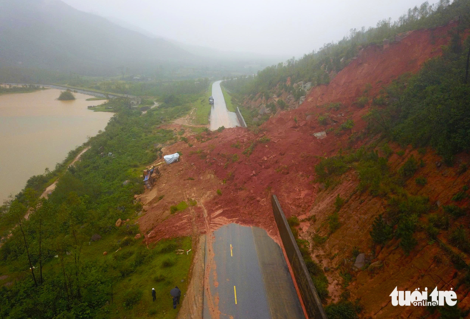 Hiện trường sạt lở núi ở đường ven biển, hai công nhân bị thương - Ảnh 6.