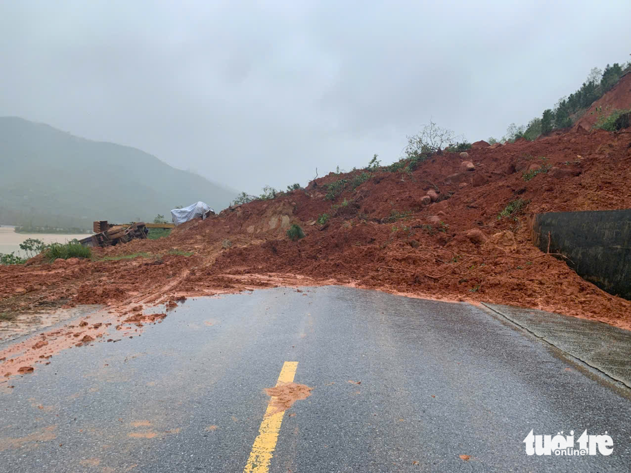 Hiện trường sạt lở núi ở đường ven biển, hai công nhân bị thương - Ảnh 7.
