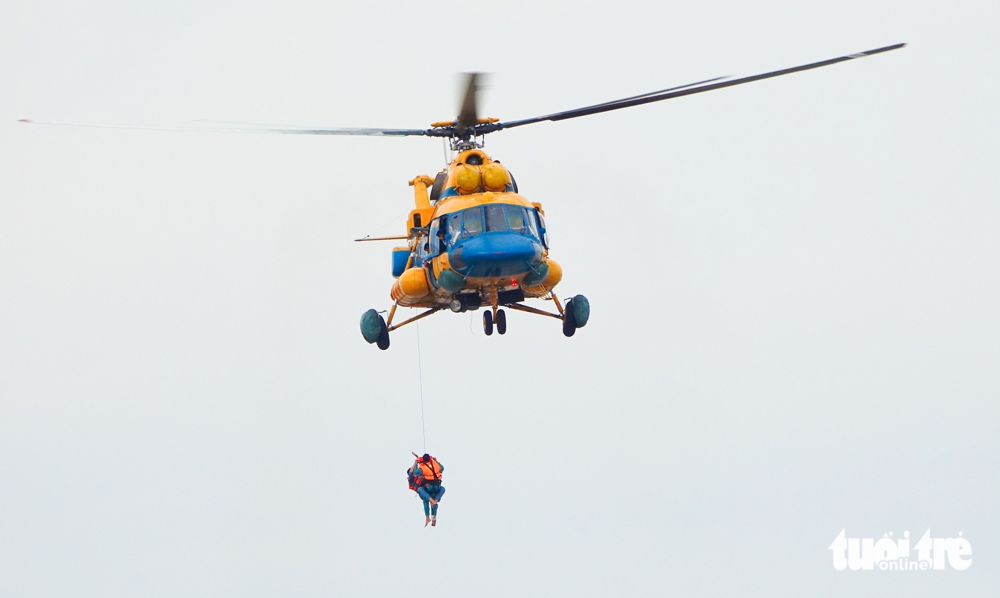 Vietnam Air Force conducts over-sea rescue training in Rach Gia - Ảnh 1.