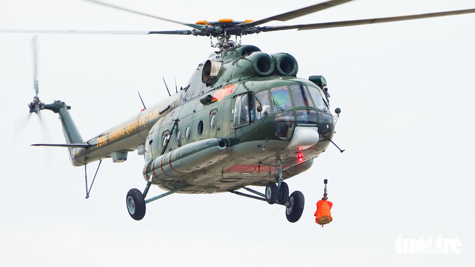 Vietnam Air Force conducts over-sea rescue training in Rach Gia - Ảnh 2.