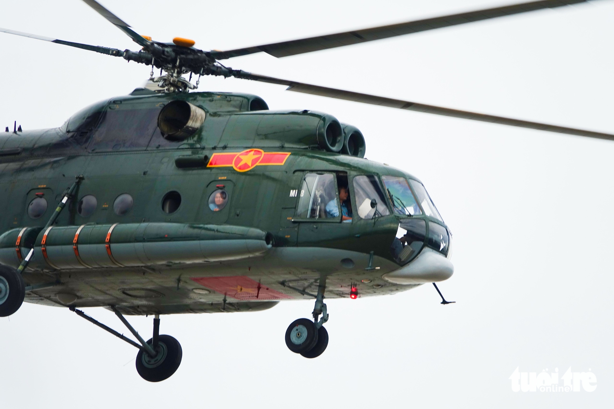 Vietnam Air Force conducts over-sea rescue training in Rach Gia - Ảnh 3.