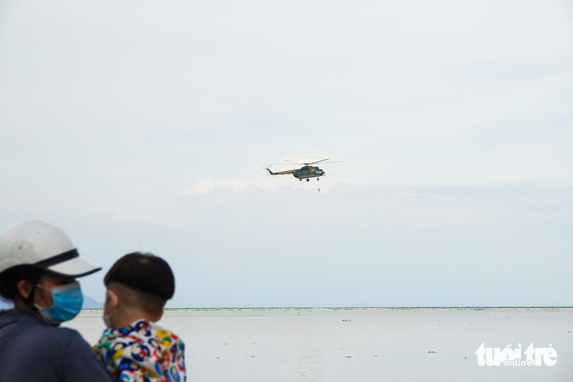 Vietnam Air Force conducts over-sea rescue training in Rach Gia - Ảnh 8.
